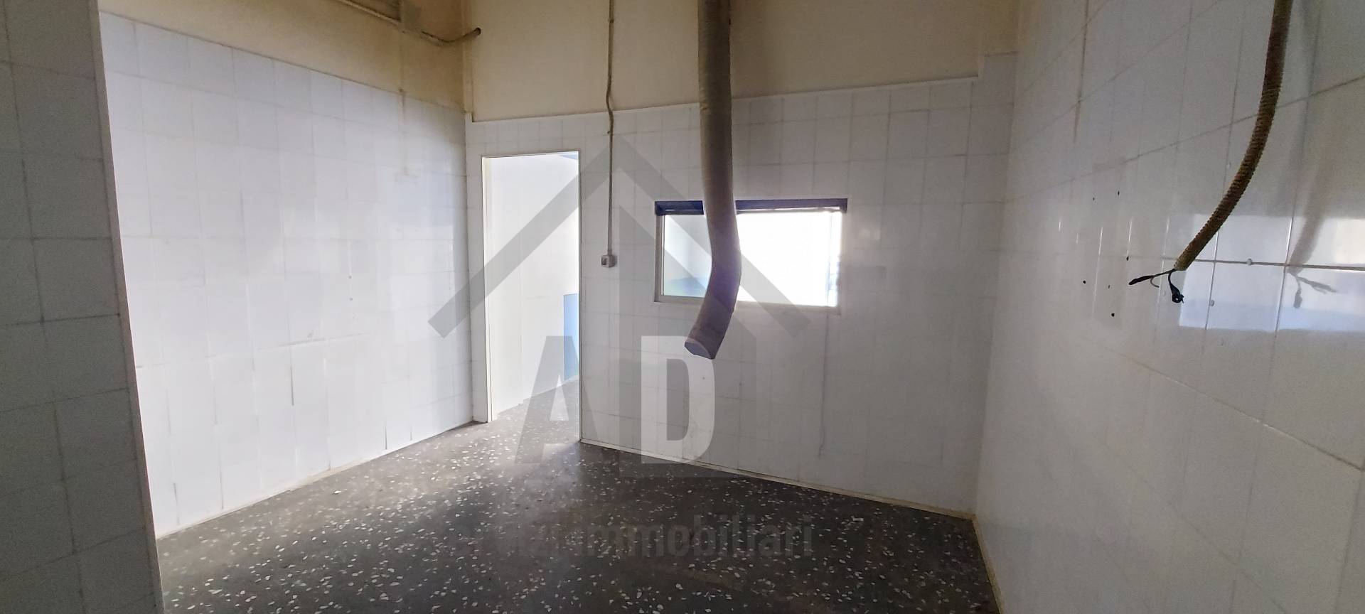 Locale commerciale in affitto a Cosenza, Via Panebianco