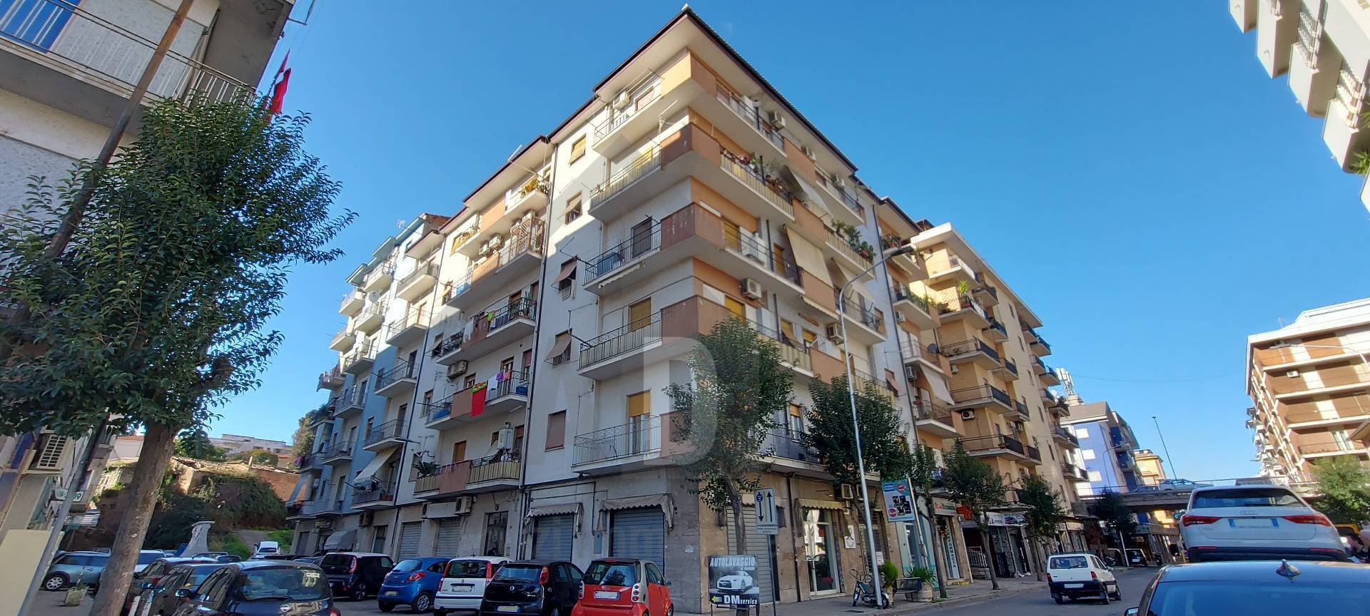 Locale commerciale in affitto a Cosenza, Via Panebianco