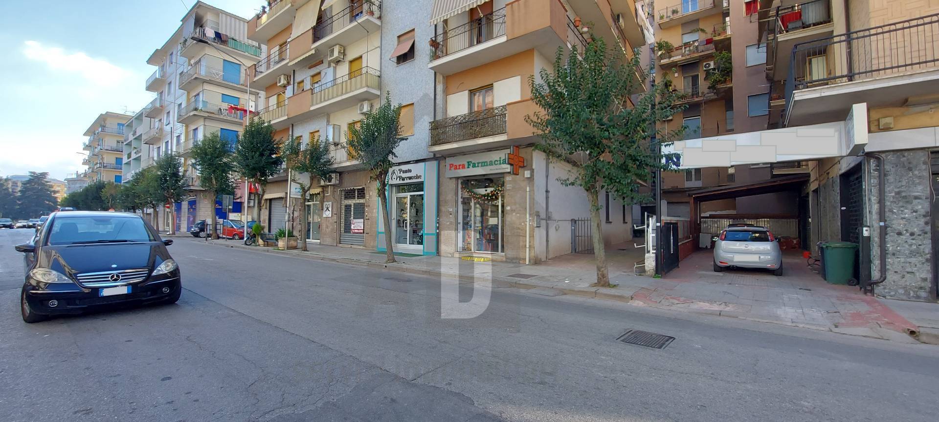 Locale commerciale in affitto a Cosenza, Via Panebianco