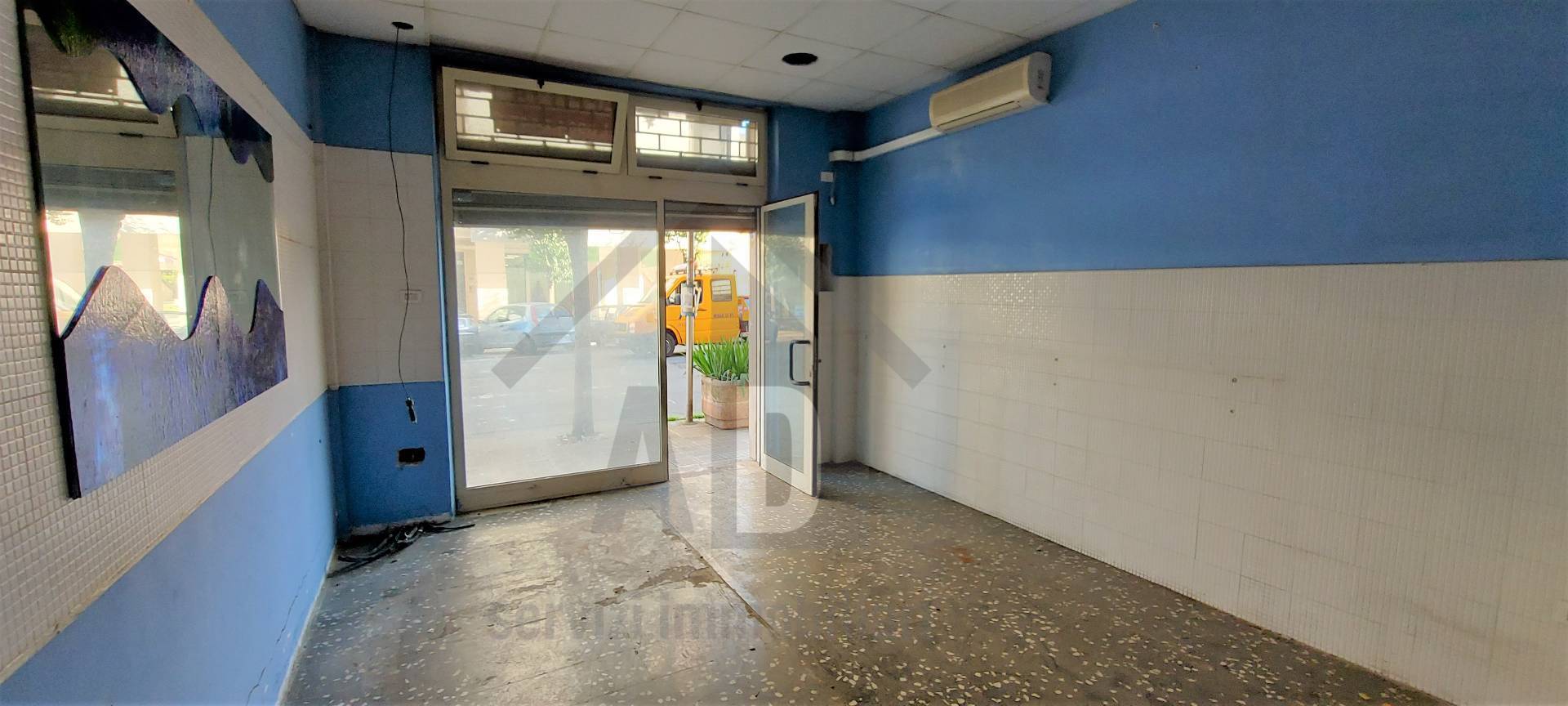 Locale commerciale in affitto a Cosenza, Via Panebianco