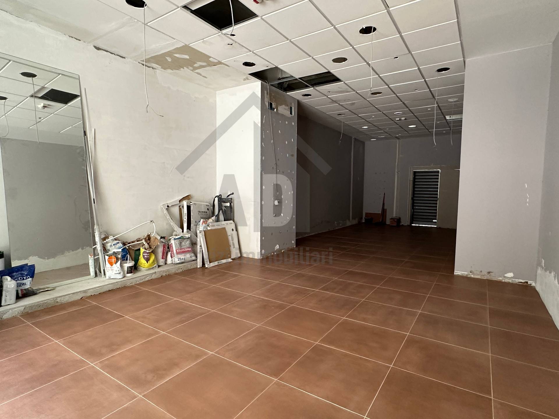 Locale commerciale in affitto a Cosenza