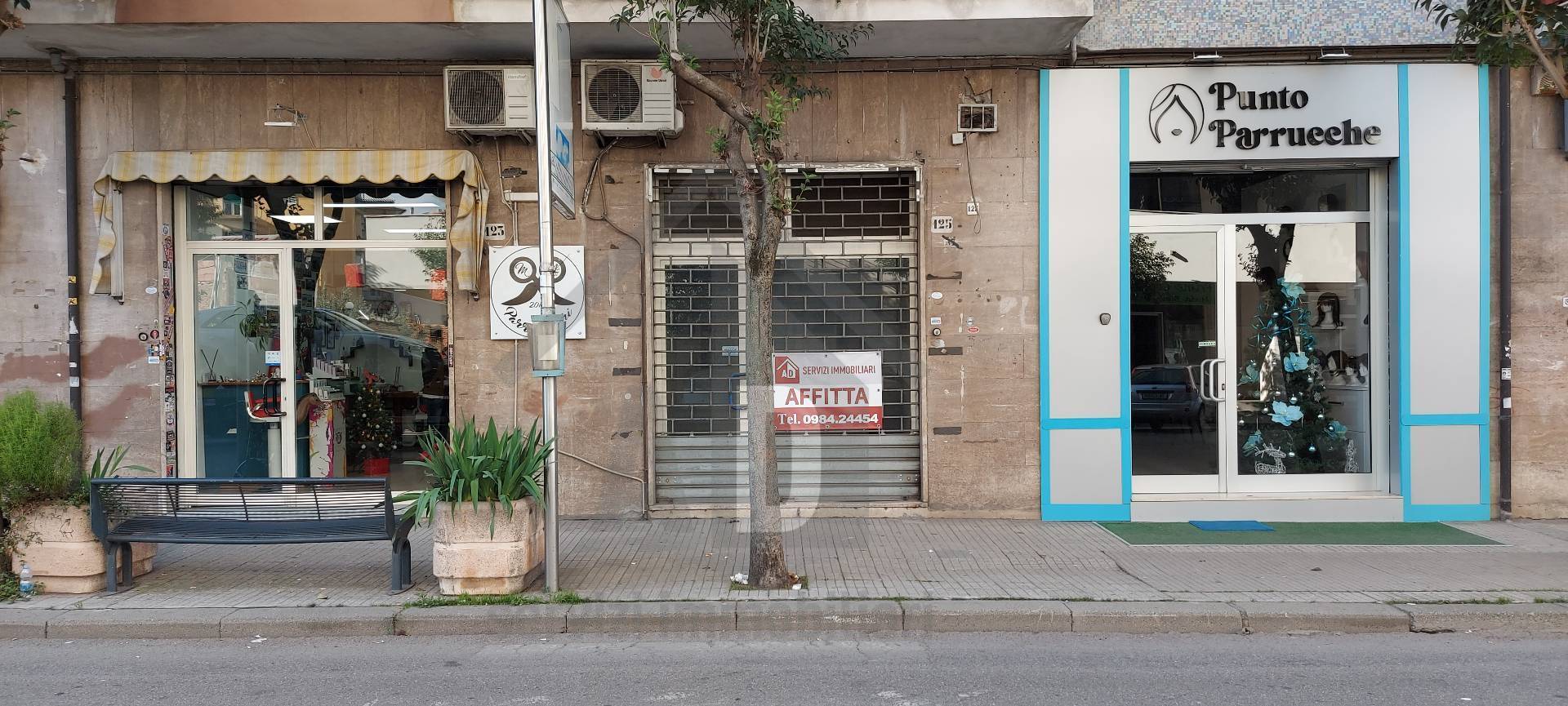 Locale commerciale in affitto a Cosenza, Via Panebianco