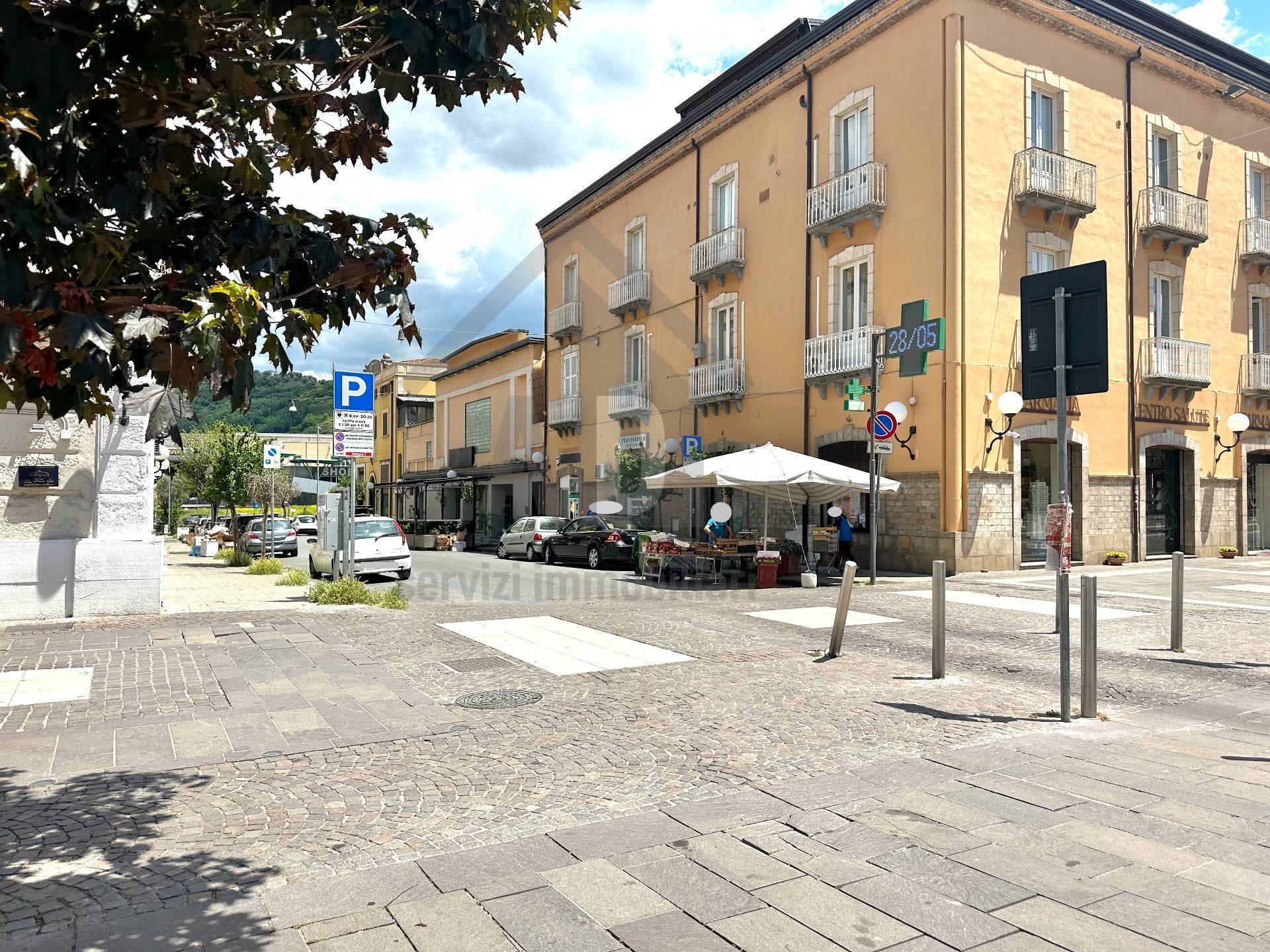 Locale commerciale in vendita a Cosenza, Via Piave