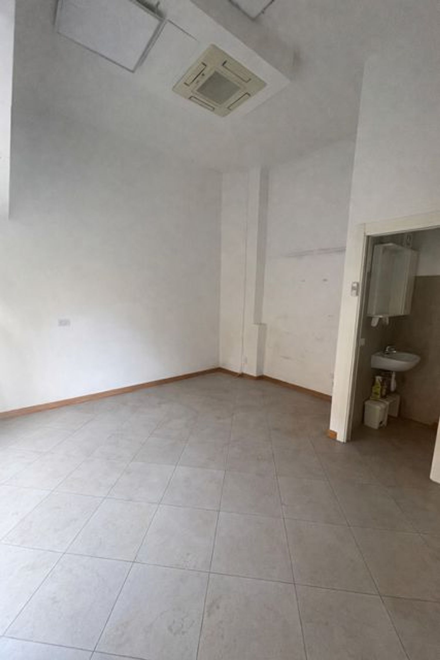 Locale commerciale in affitto in corso italia 23a, Rapallo