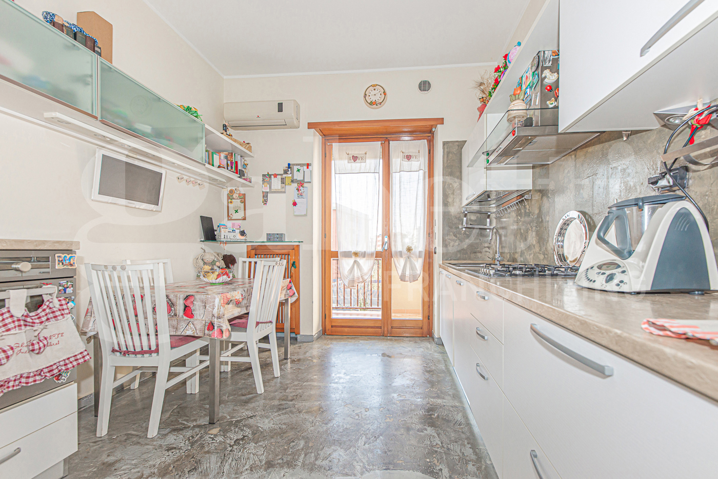 Trilocale con box a Collegno