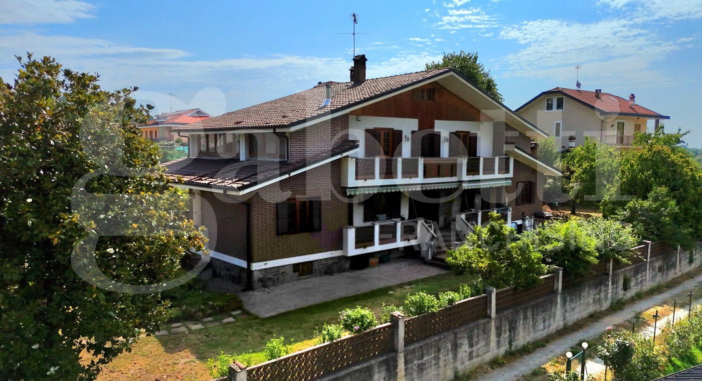 Villa Bifamiliare con giardino a Reano
