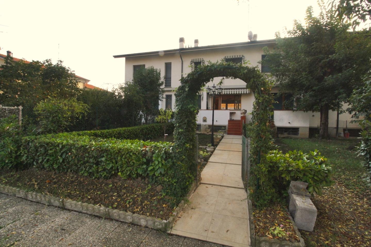 Villa con giardino a Campegine