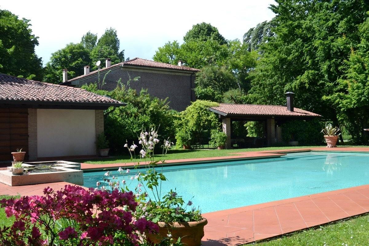 Rustico con giardino a Roncoferraro