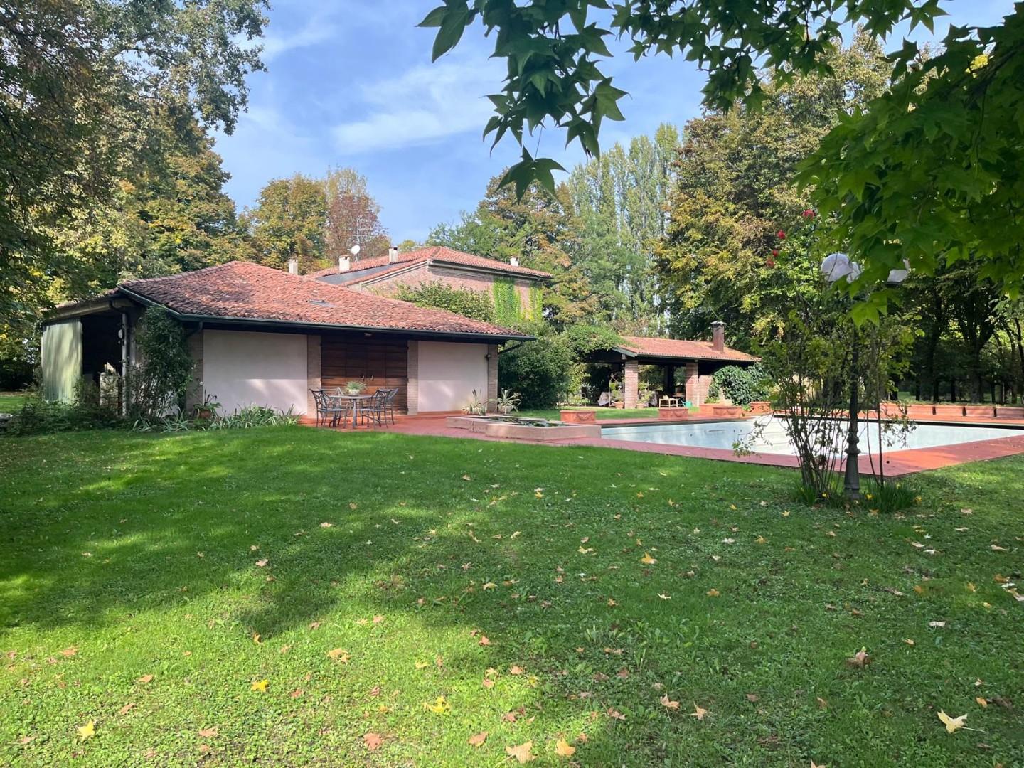 Rustico con giardino a Roncoferraro