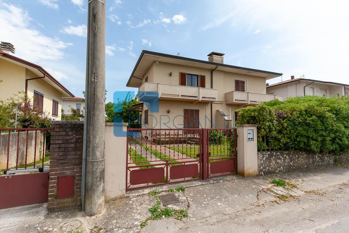 Villa Bifamiliare con giardino, Pietrasanta macelli