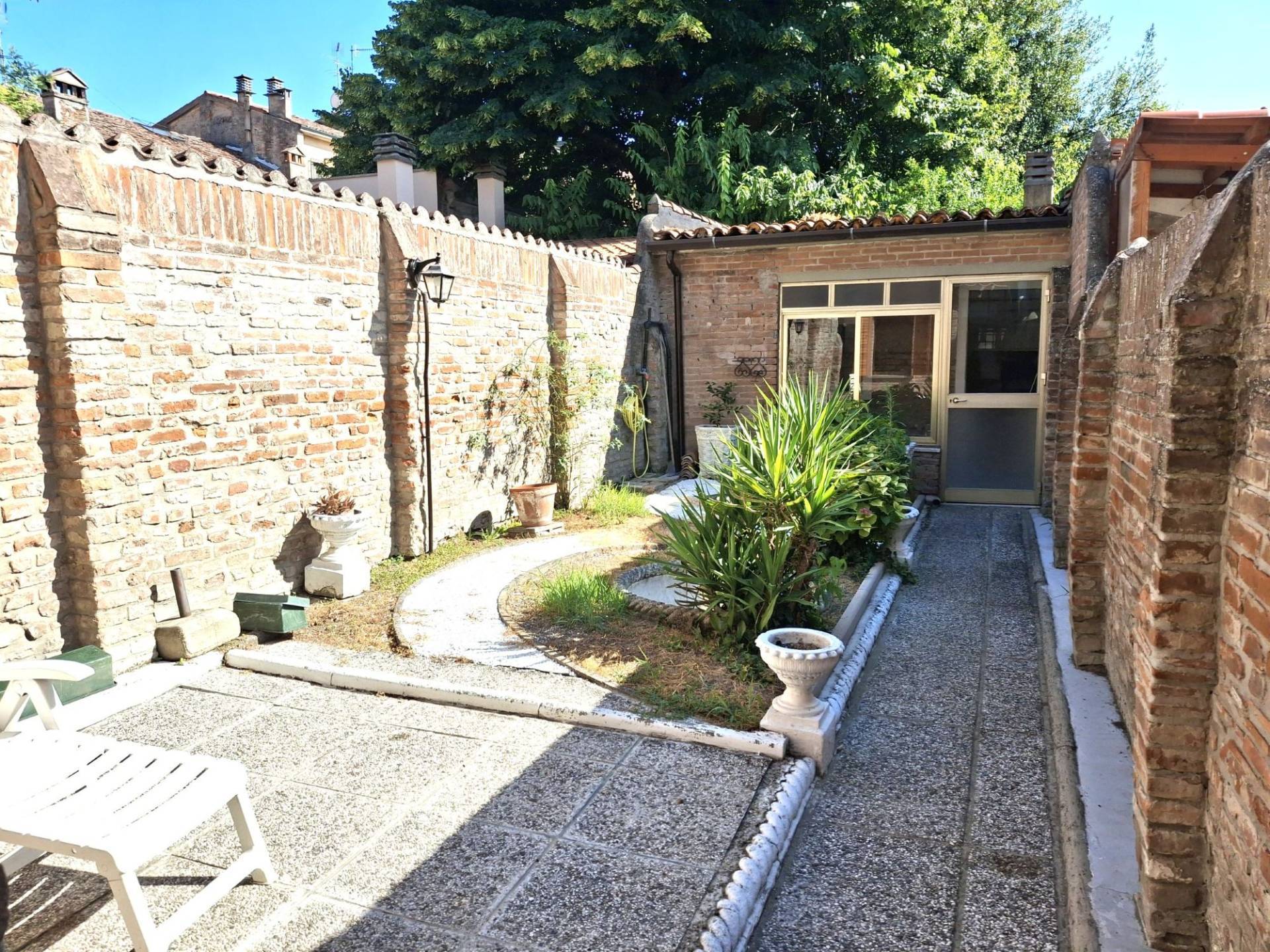 Casa indipendente in affitto a Ferrara, Centro storico