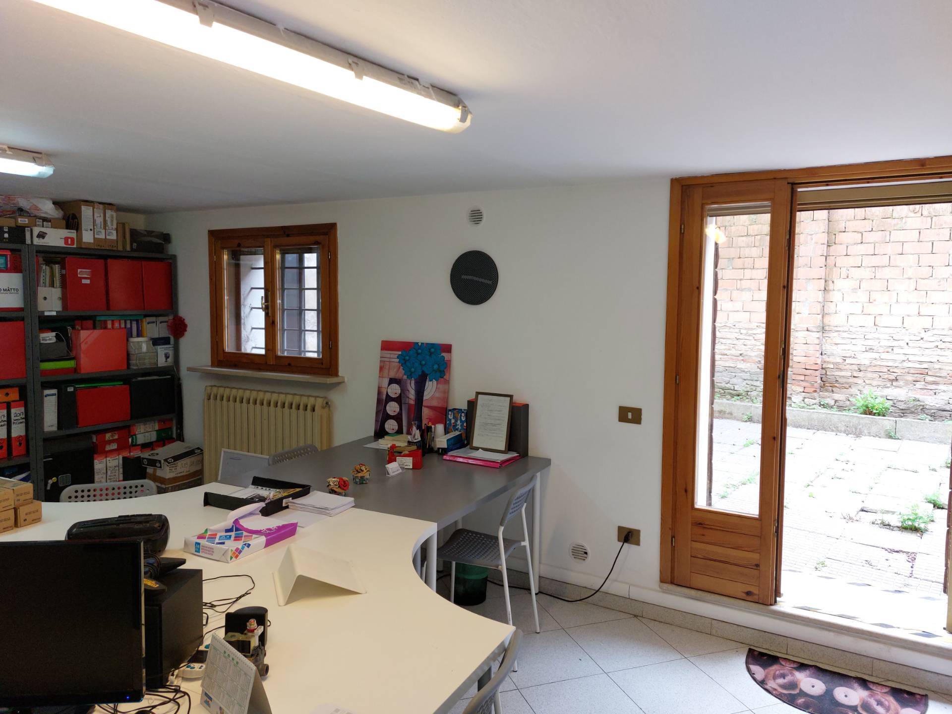 Locale commerciale in affitto a Ferrara, VIA RAVENNA