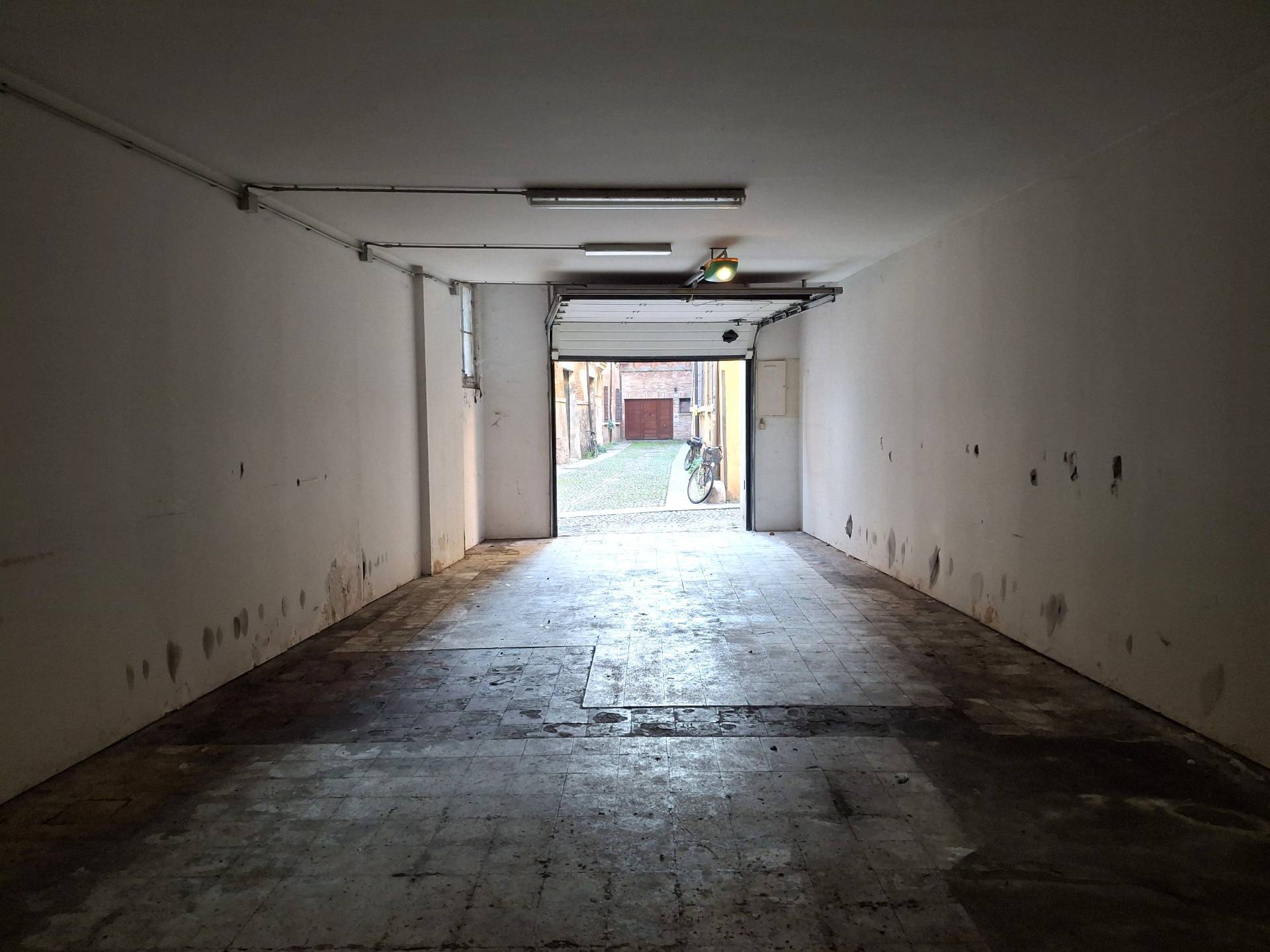Box o garage in vendita a Ferrara, Centro storico