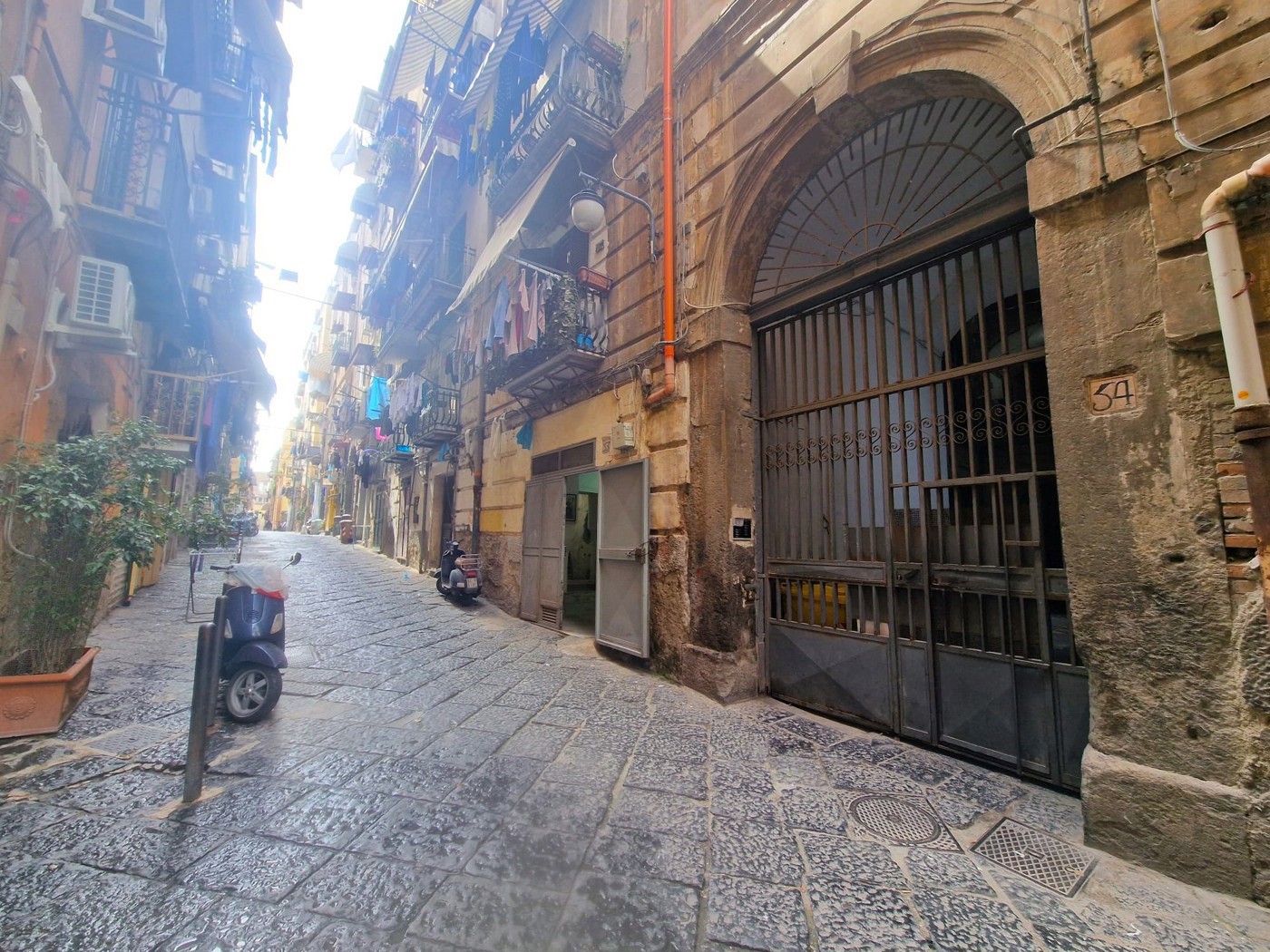 Box/Garage 30mq in vendita a Napoli
