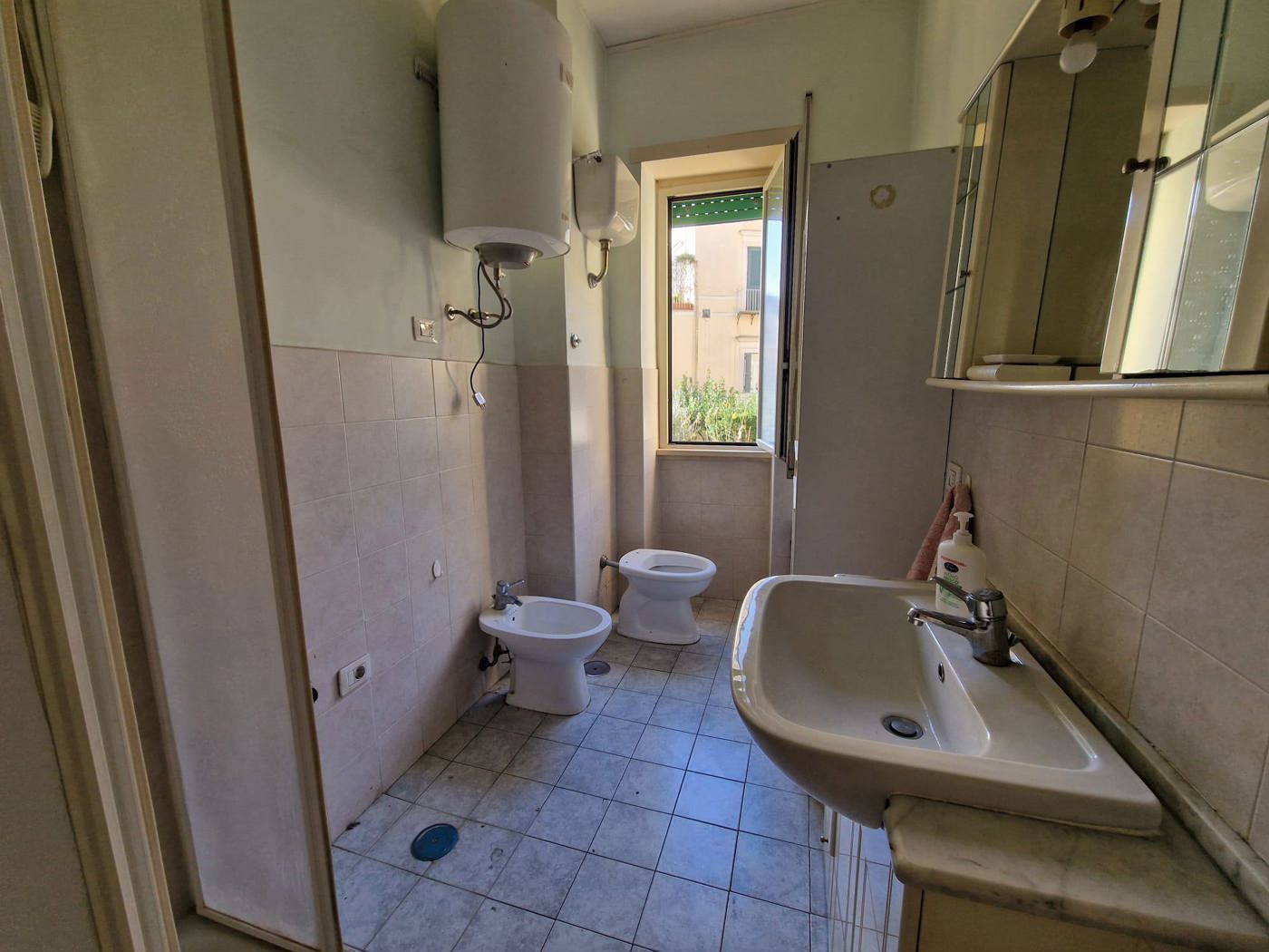 Trilocale con box a Napoli