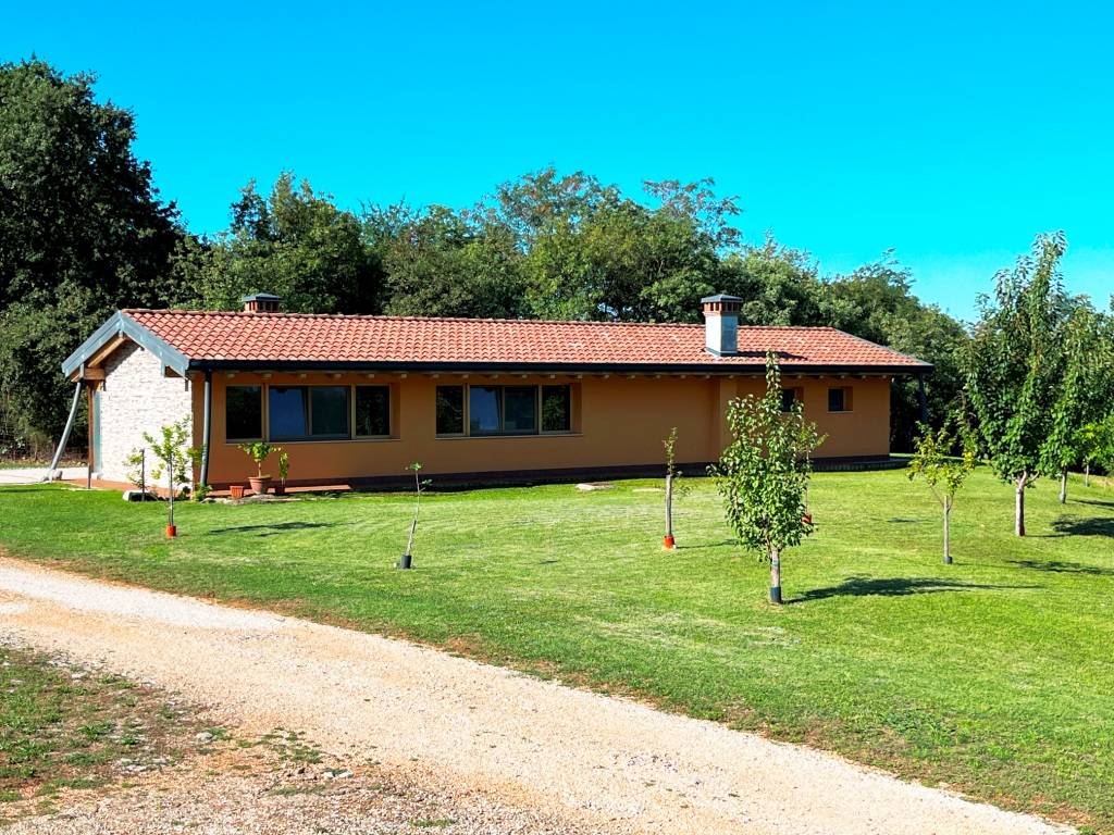 Stabile intero in vendita a Sagrado, San Martino del Carso