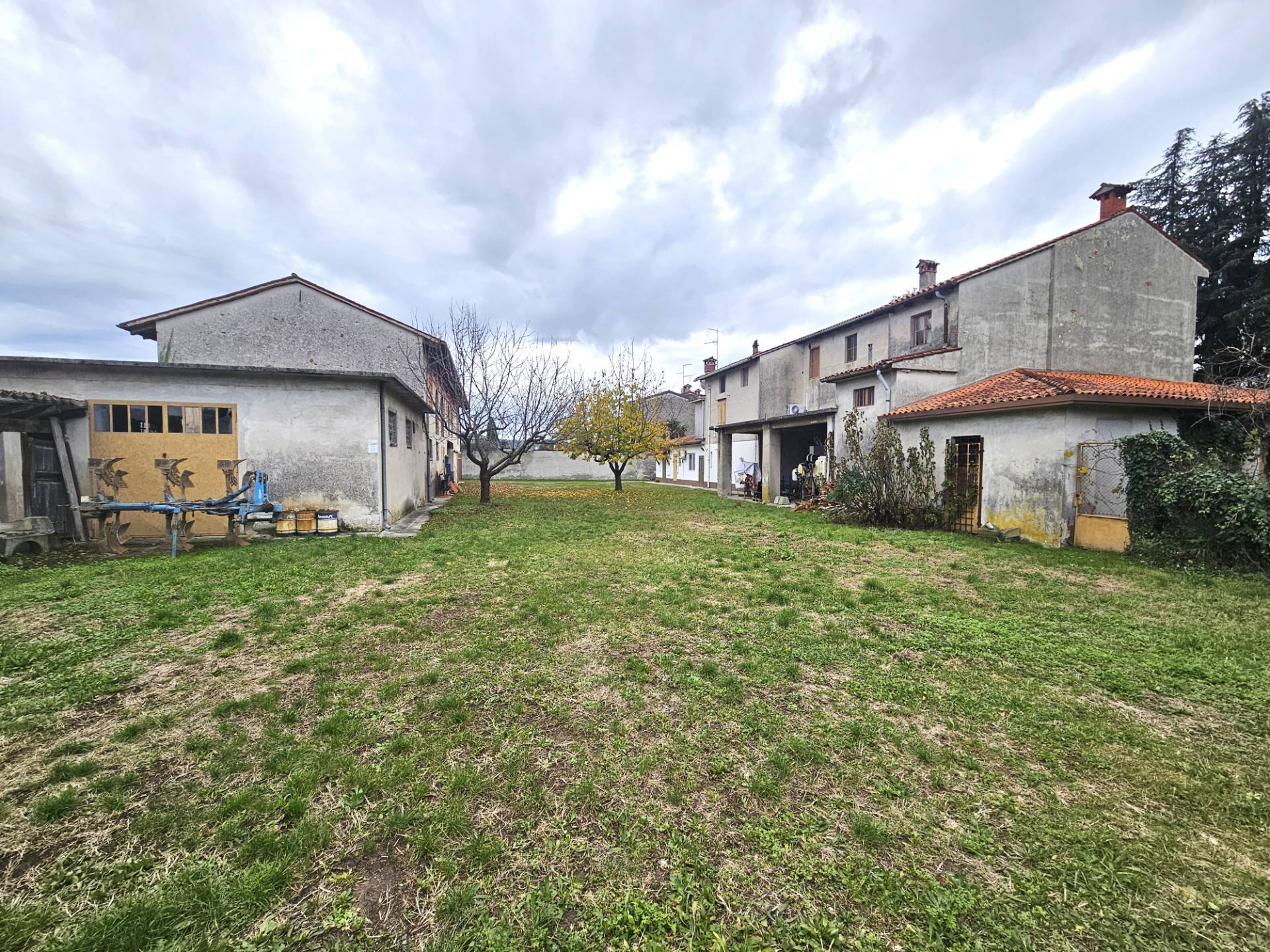 Stabile intero in vendita a Farra d'Isonzo