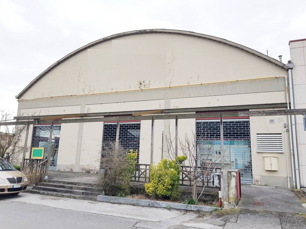 Capannone commerciale in vendita a Gorizia