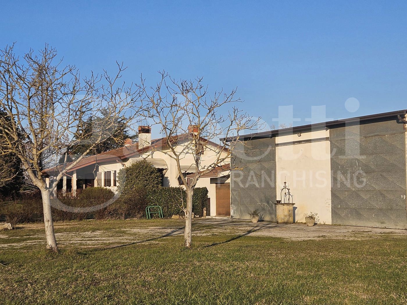 Villa con giardino a Correzzola