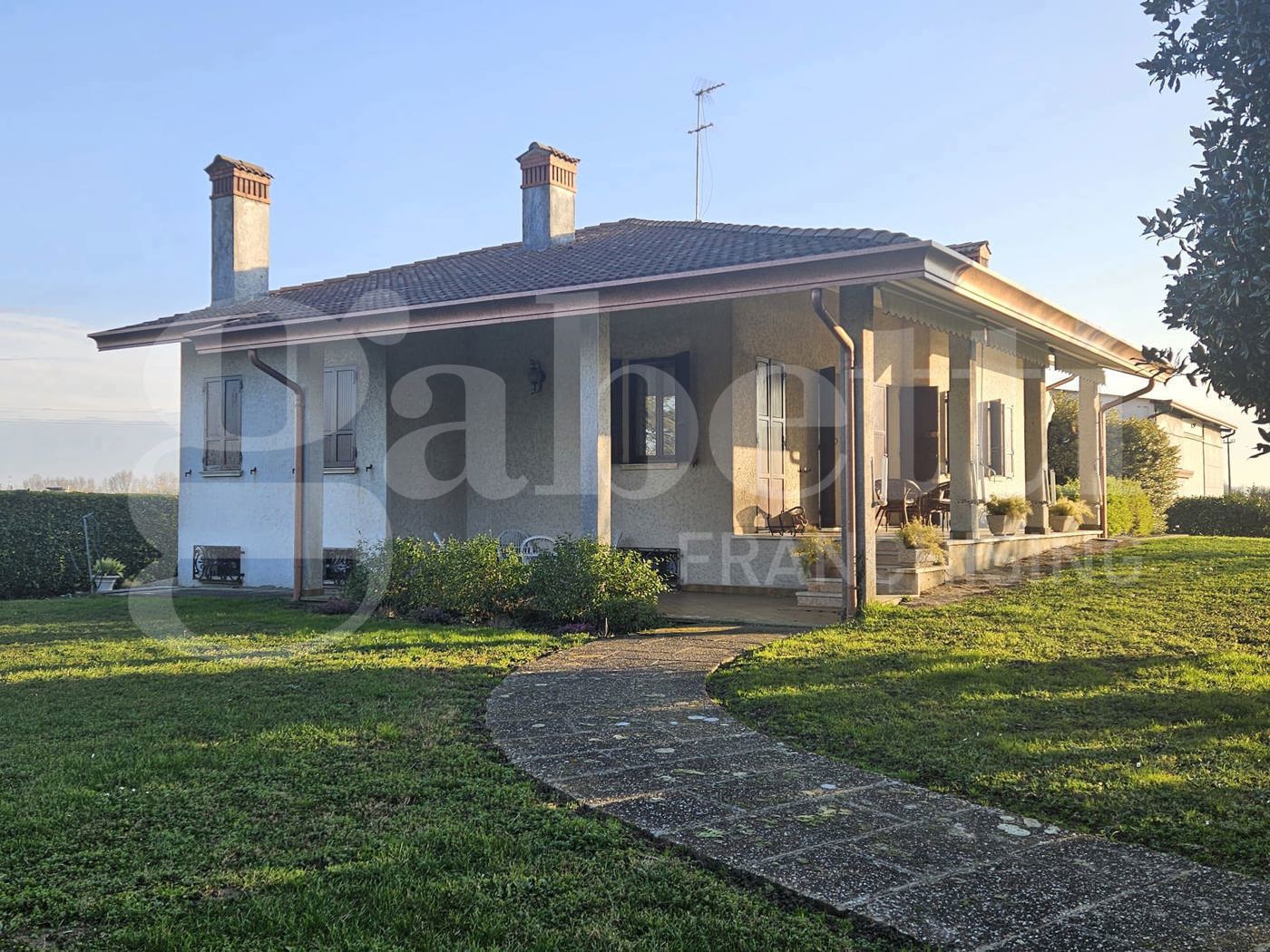 Villa con giardino a Correzzola