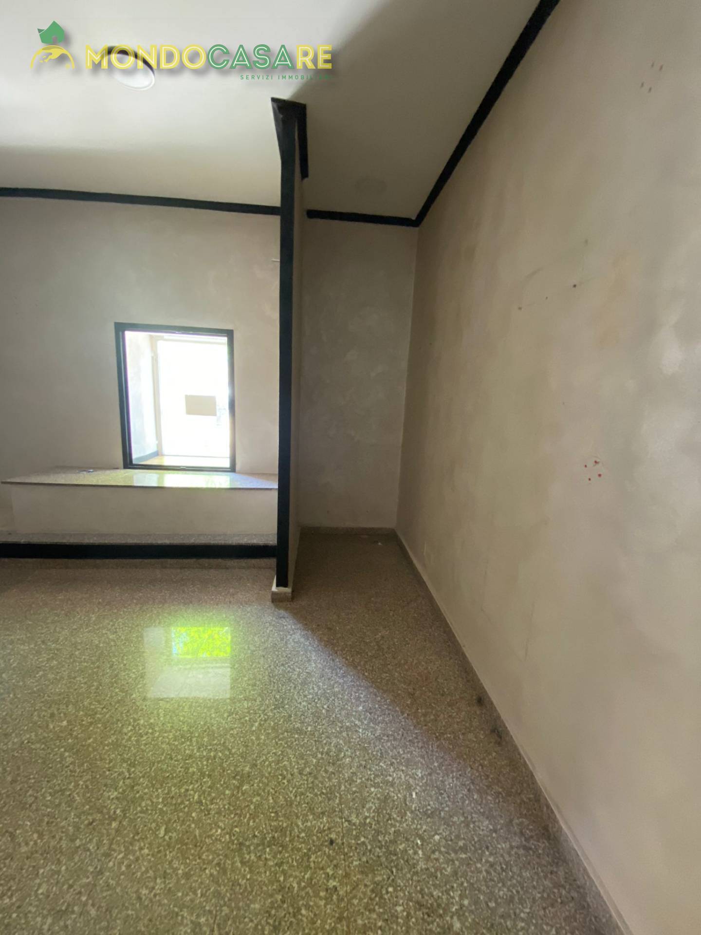 Locale commerciale in affitto a Monterotondo, Monterotondo Paese