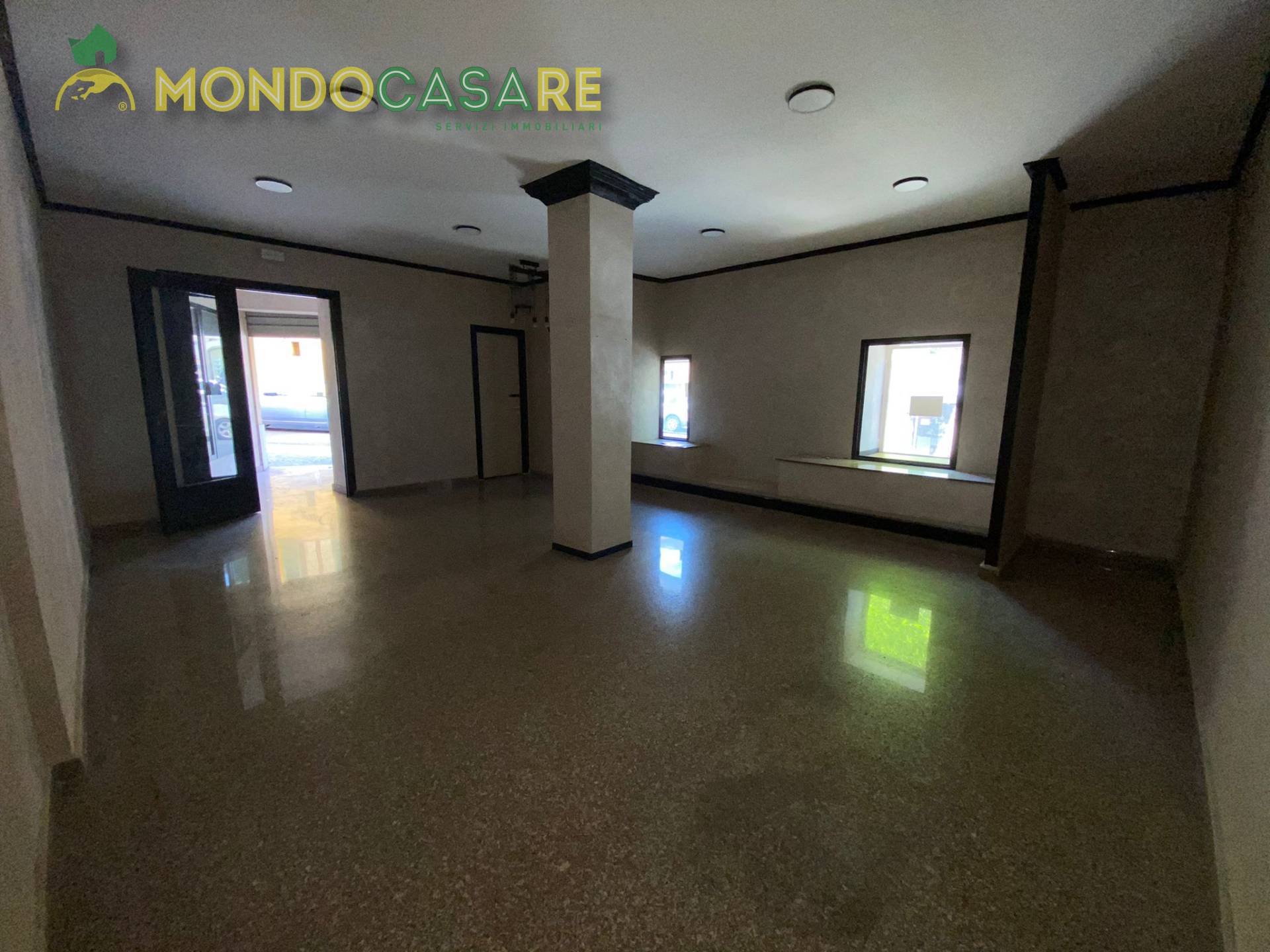 Locale commerciale in affitto a Monterotondo, Monterotondo Paese