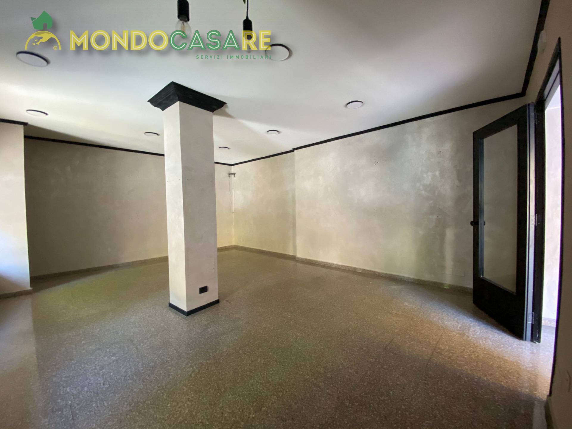 Locale commerciale in affitto a Monterotondo, Monterotondo Paese