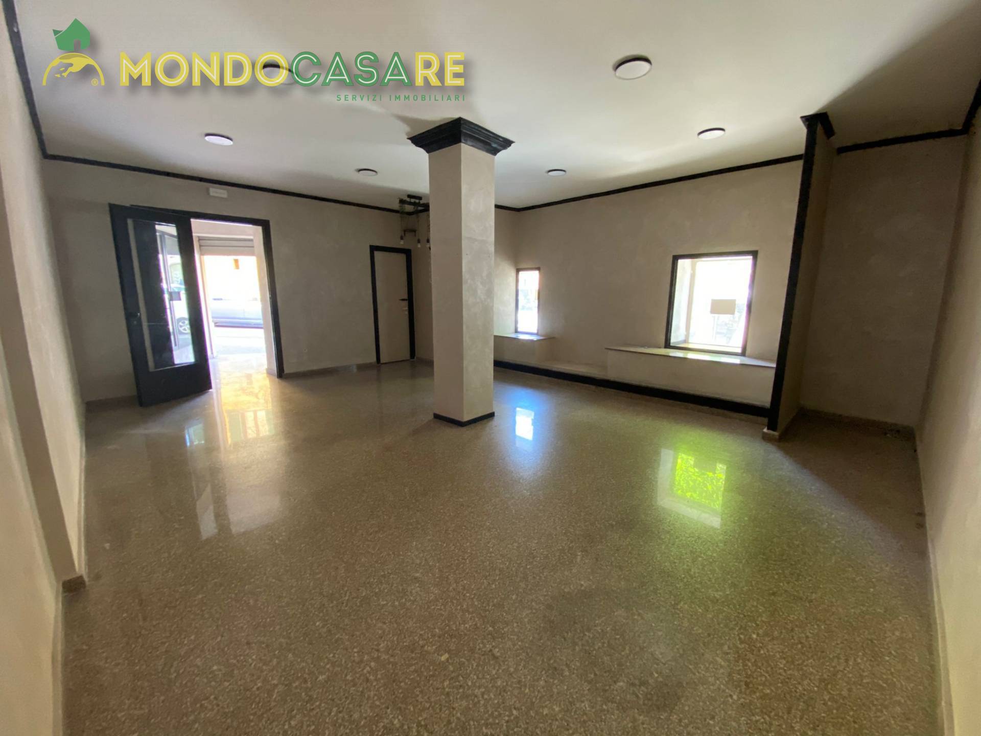 Locale commerciale in affitto a Monterotondo, Monterotondo Paese