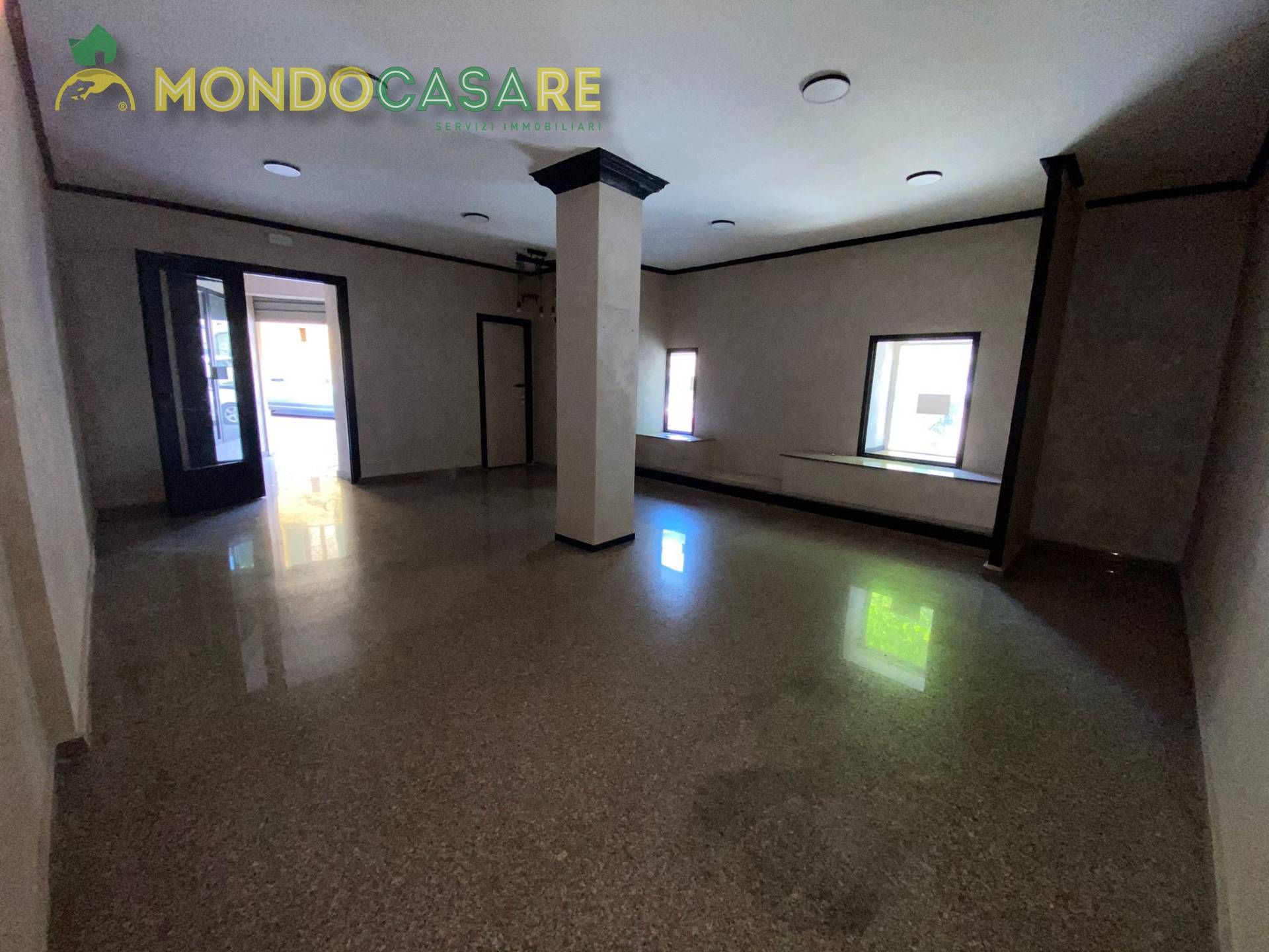 Locale commerciale in affitto a Monterotondo, Monterotondo Paese