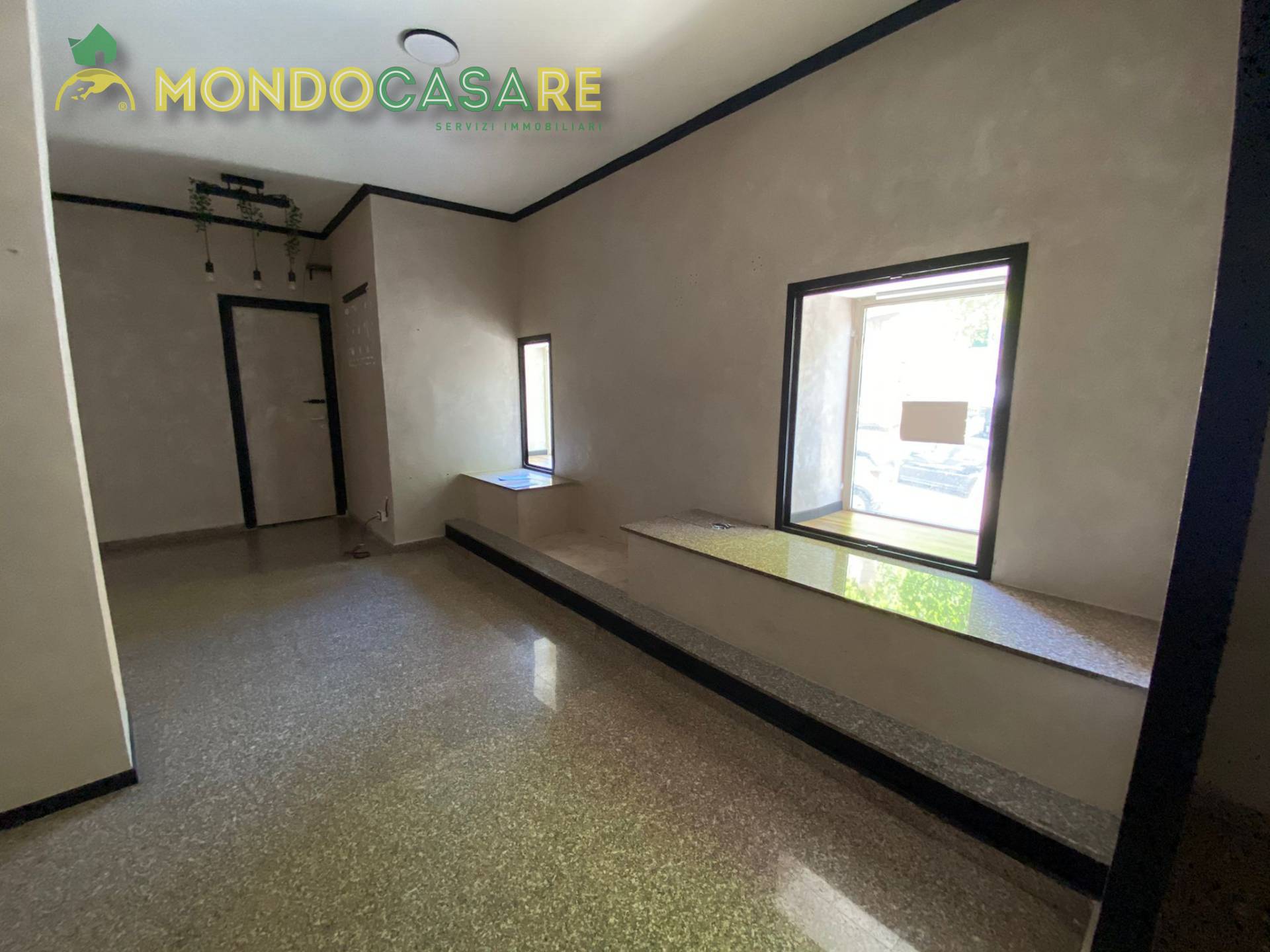 Locale commerciale in affitto a Monterotondo, Monterotondo Paese