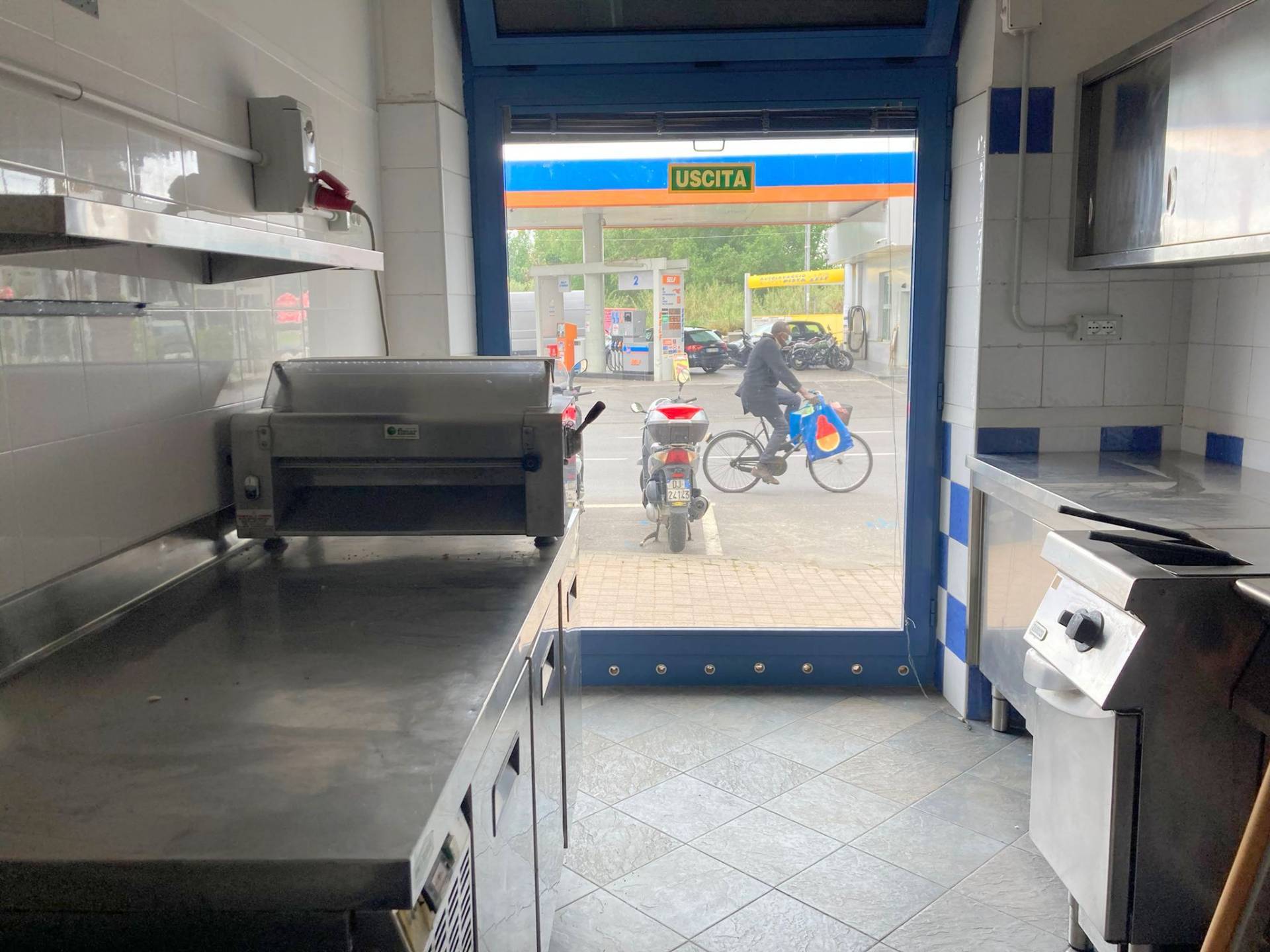 Locale commerciale in vendita a Camporosso