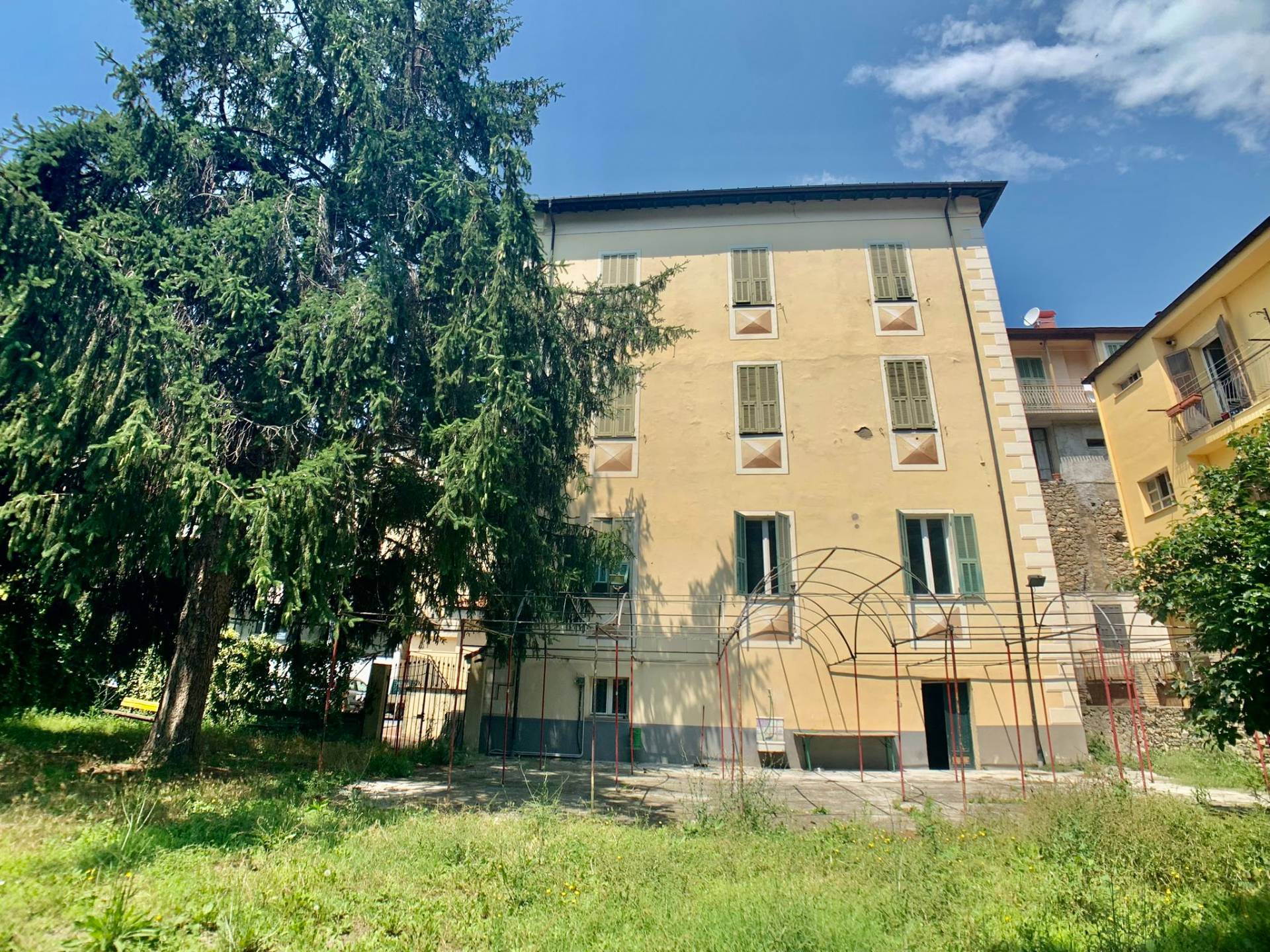 Palazzo intero stabile in vendita a Dolceacqua