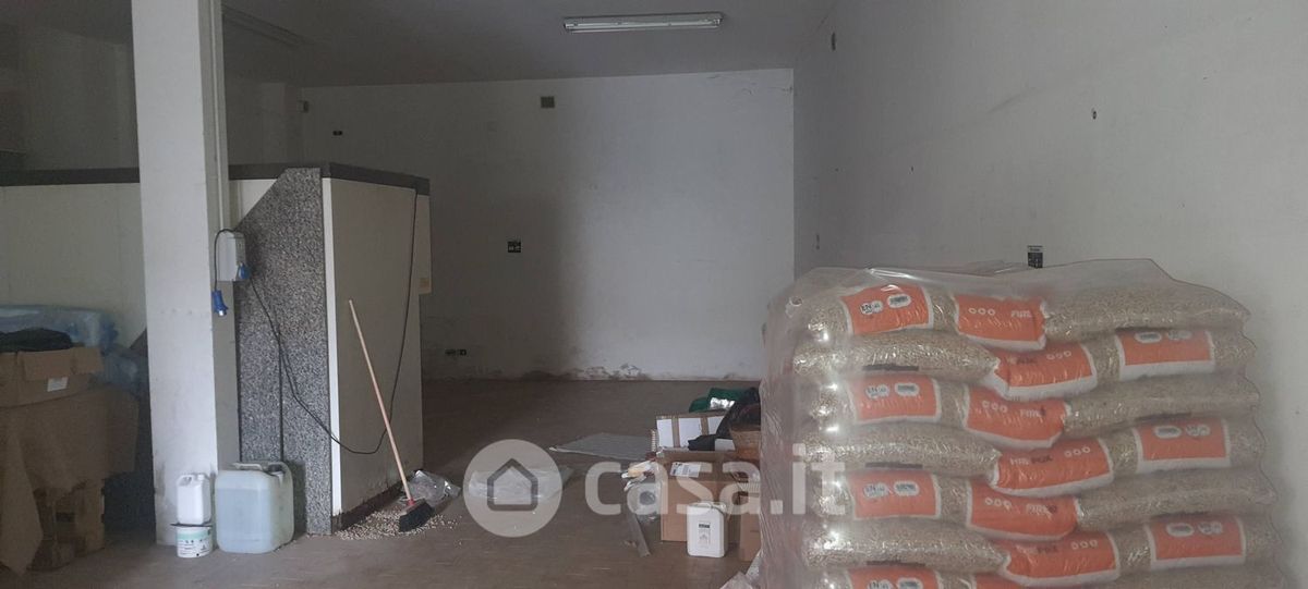 Locale commerciale in affitto a Perugia
