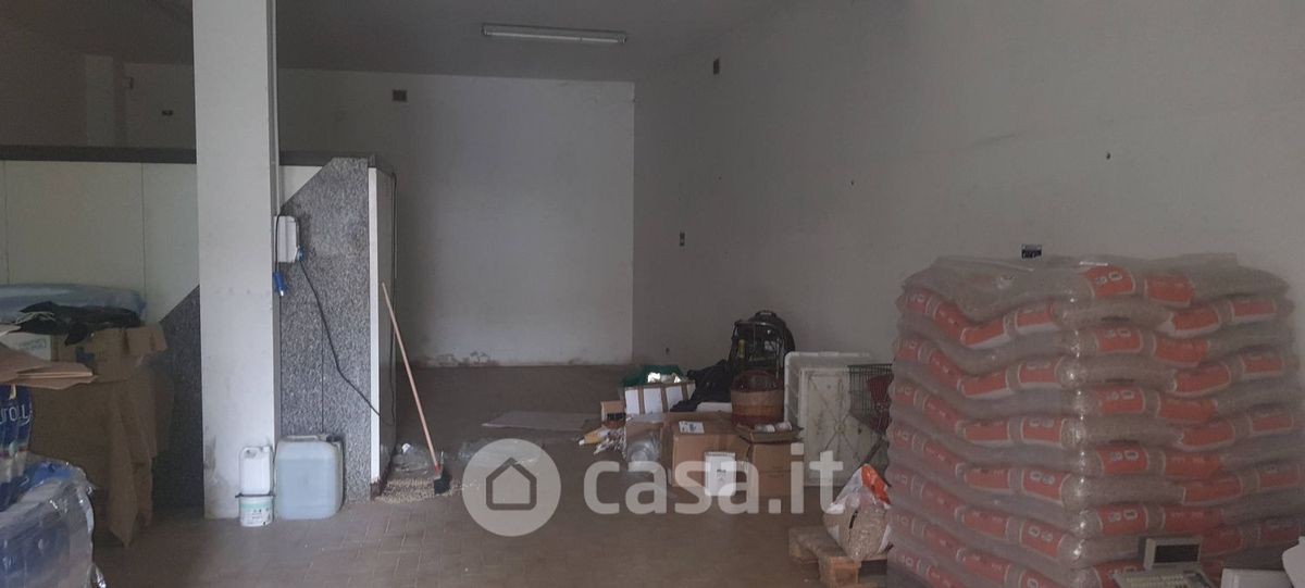 Locale commerciale in affitto a Perugia
