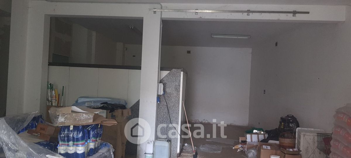 Locale commerciale in affitto a Perugia