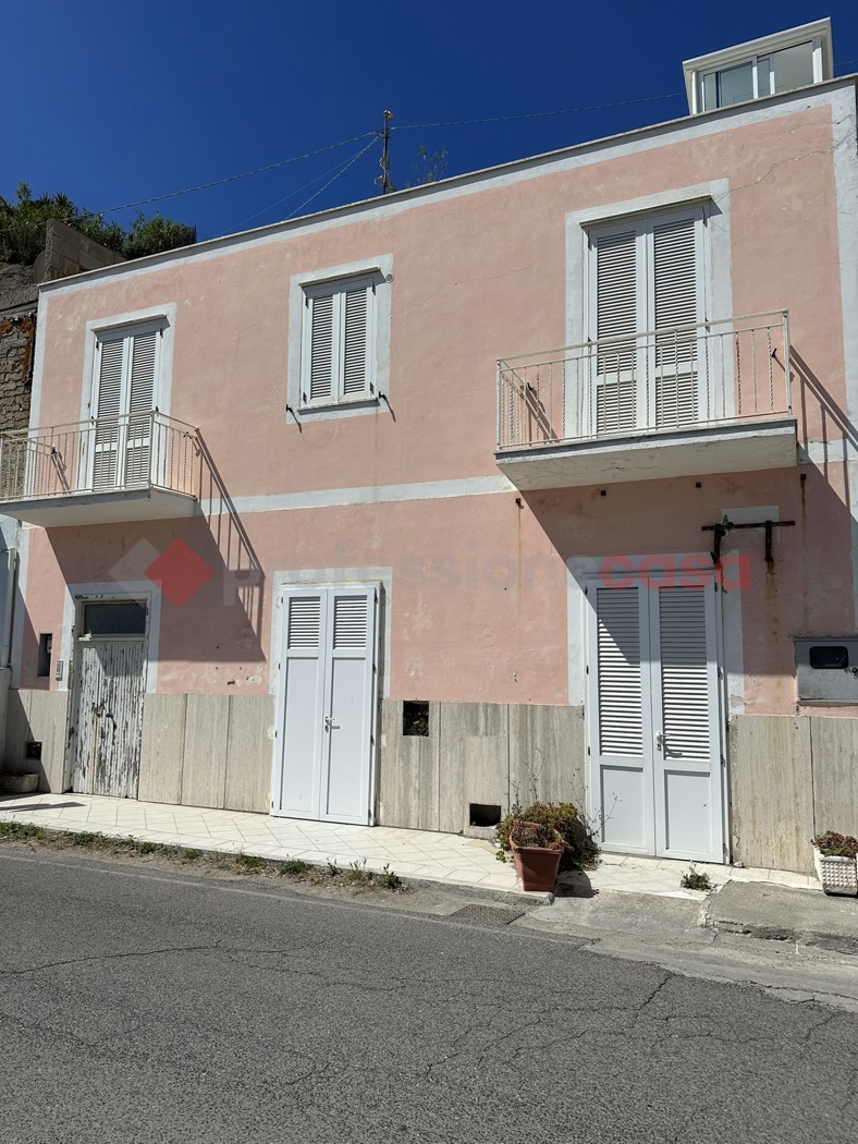 Quadrilocale da ristrutturare a Ponza