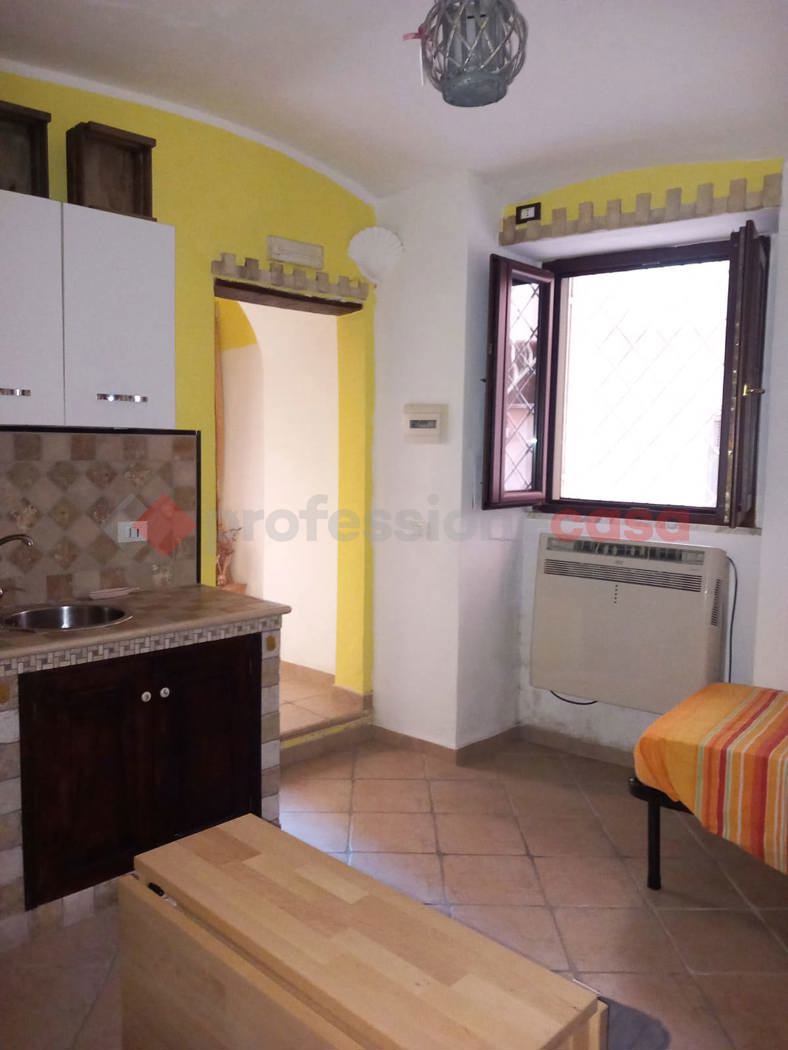 Monolocale arredato in affitto a Formia