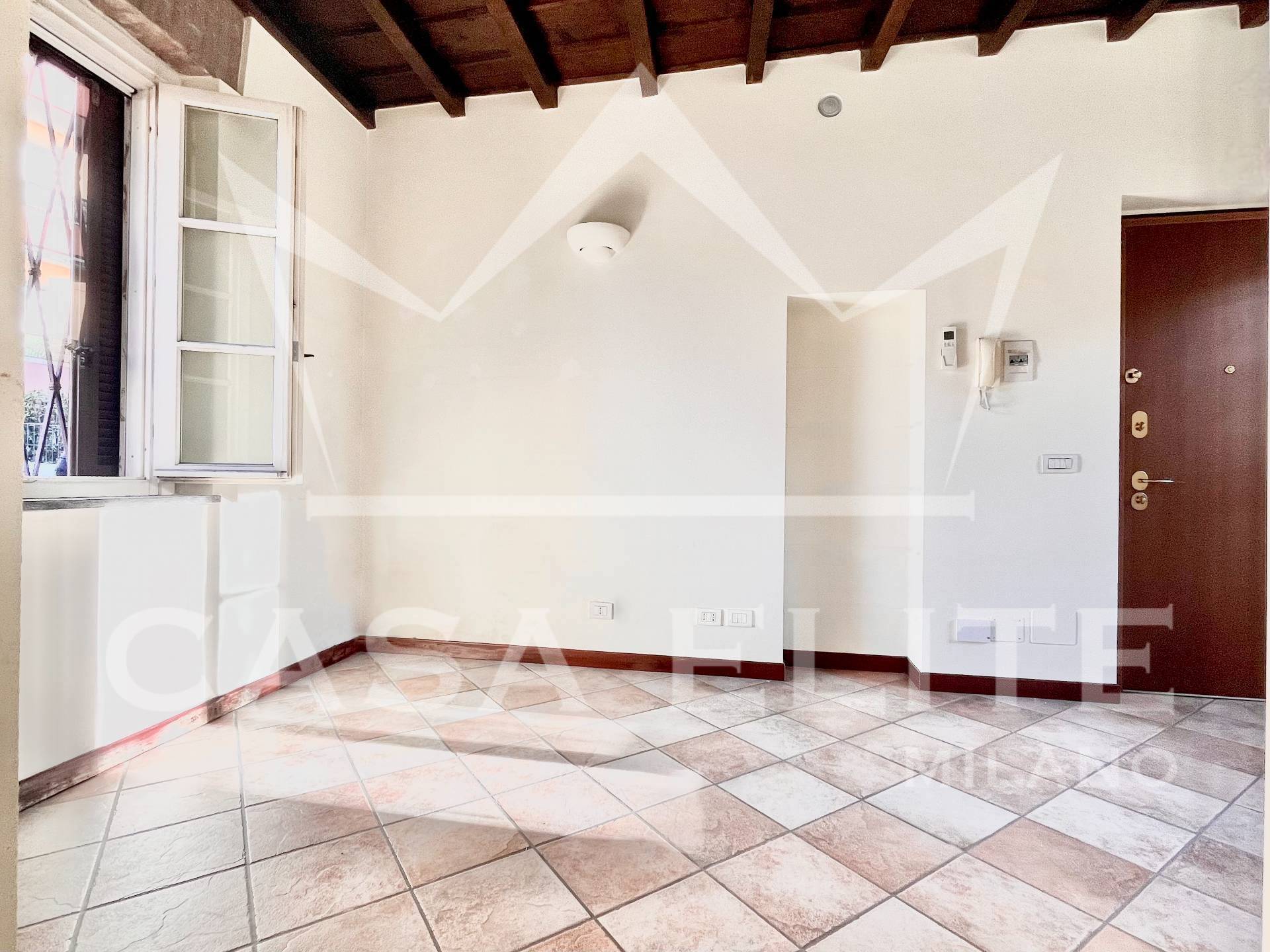 Locale commerciale in affitto a Abbiategrasso, Abbiategrasso Centro