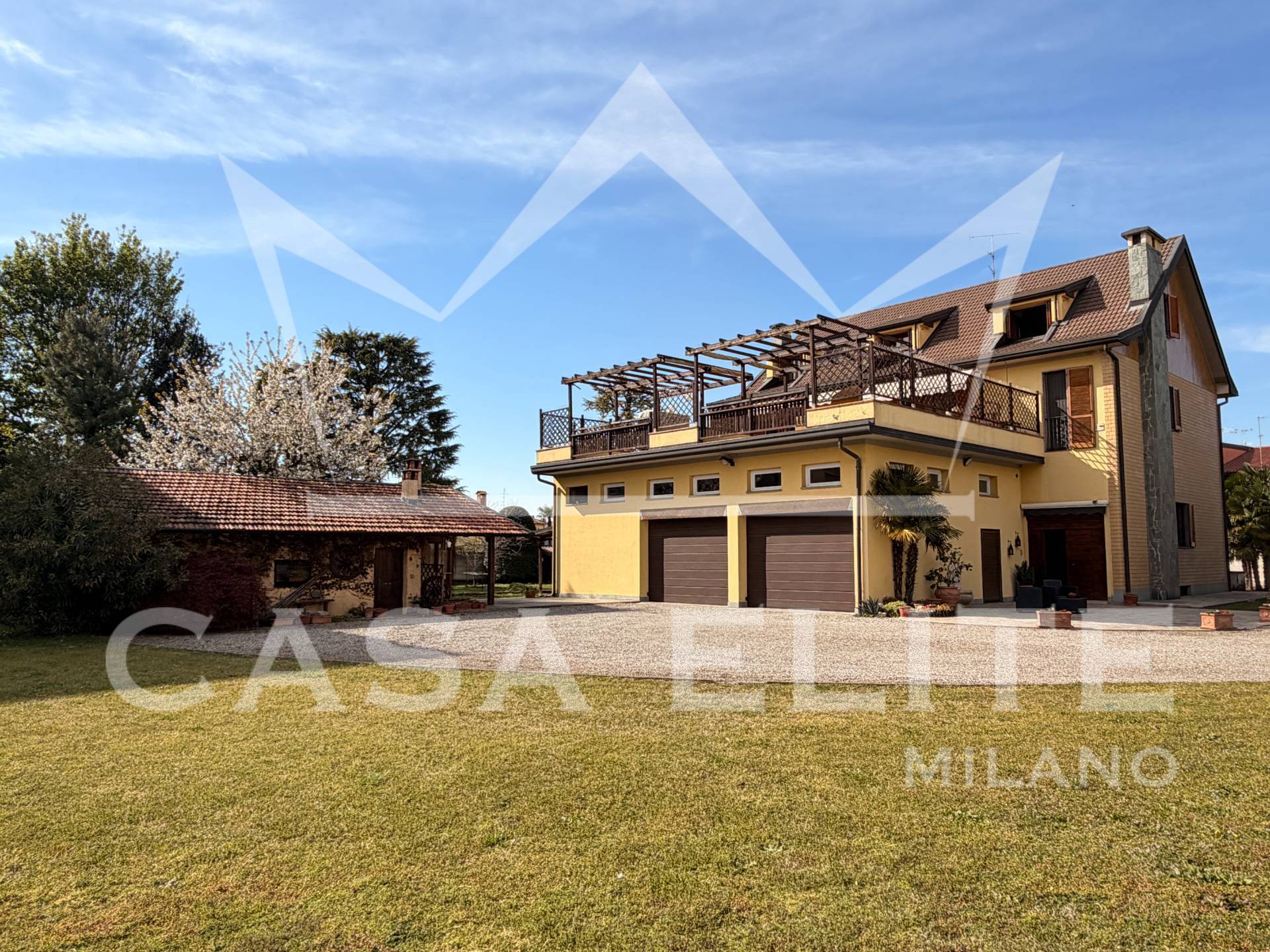 Casa indipendente con terreno edificabile in vendita a Boffalora sopra Ticino