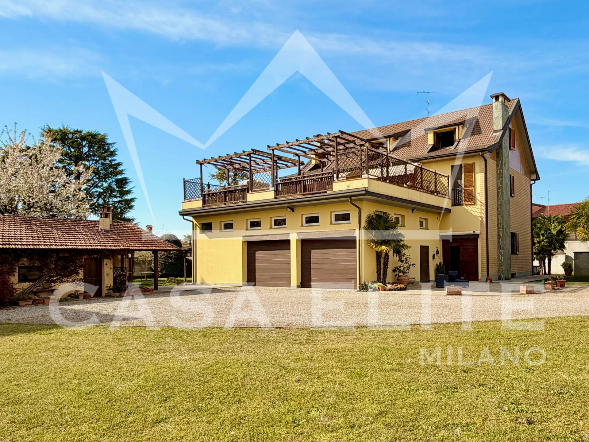 Casa indipendente con terreno edificabile in vendita a Boffalora sopra Ticino