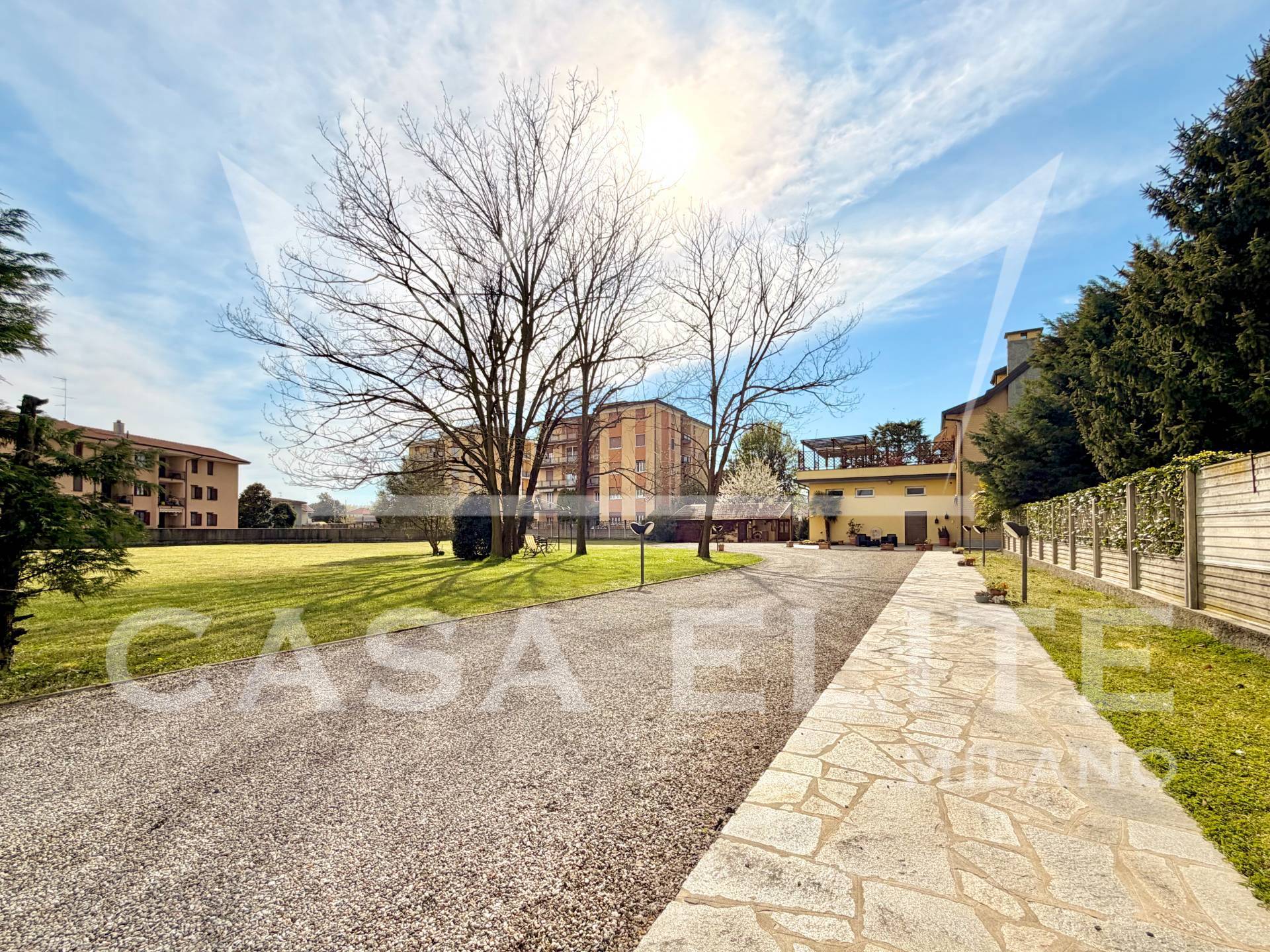 Casa indipendente con terreno edificabile in vendita a Boffalora sopra Ticino