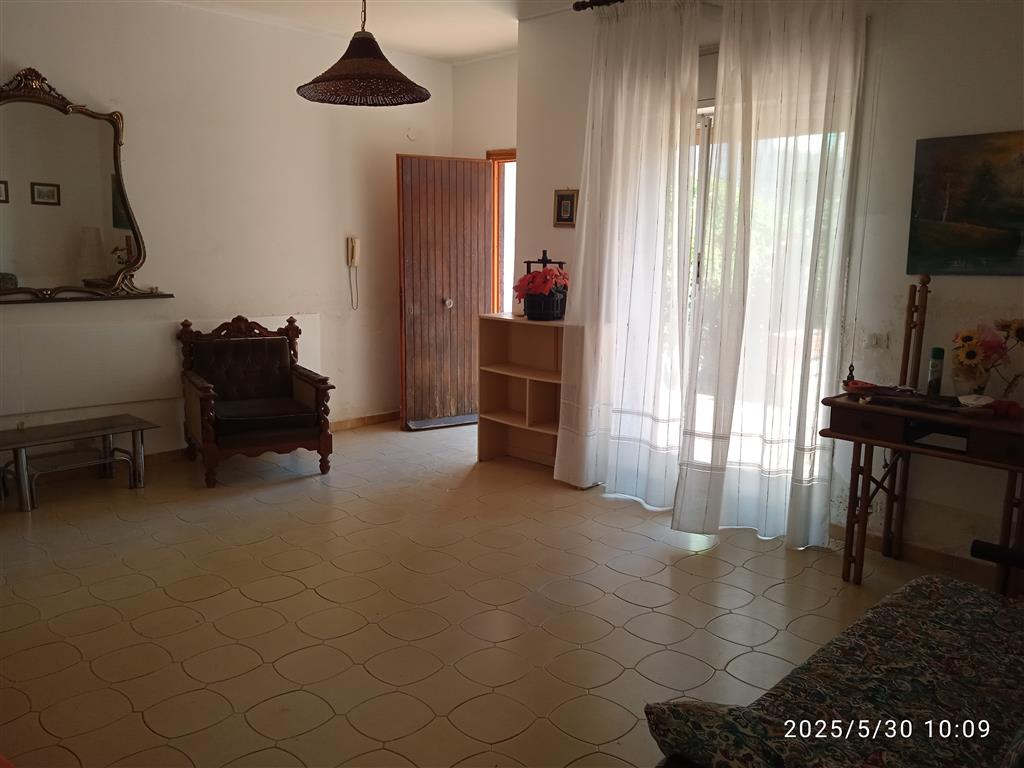 Villa con giardino in via caratozzolo, Agrigento
