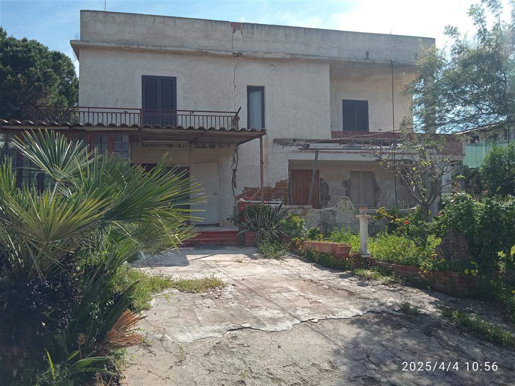 Villa con giardino in via delle viole, Agrigento