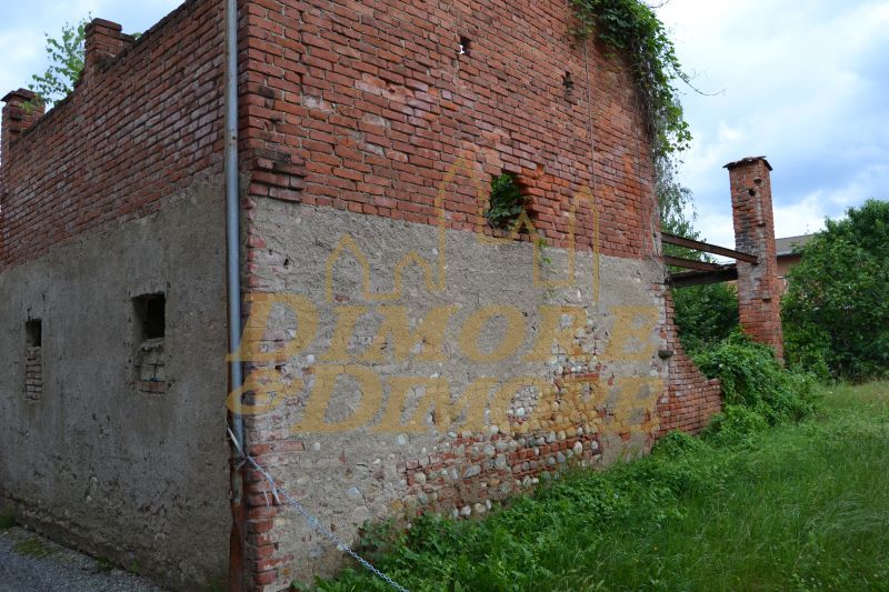 Casa indipendente da ristrutturare a Suno