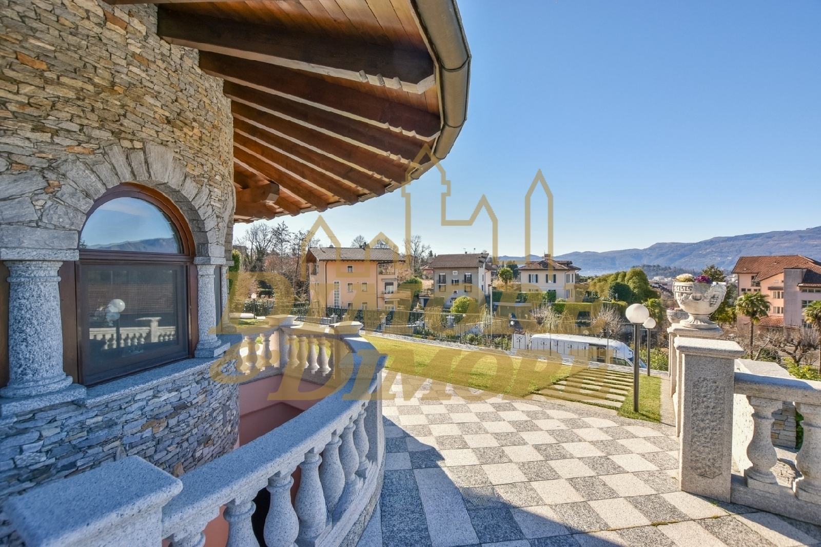 Villa con terrazzi a Verbania