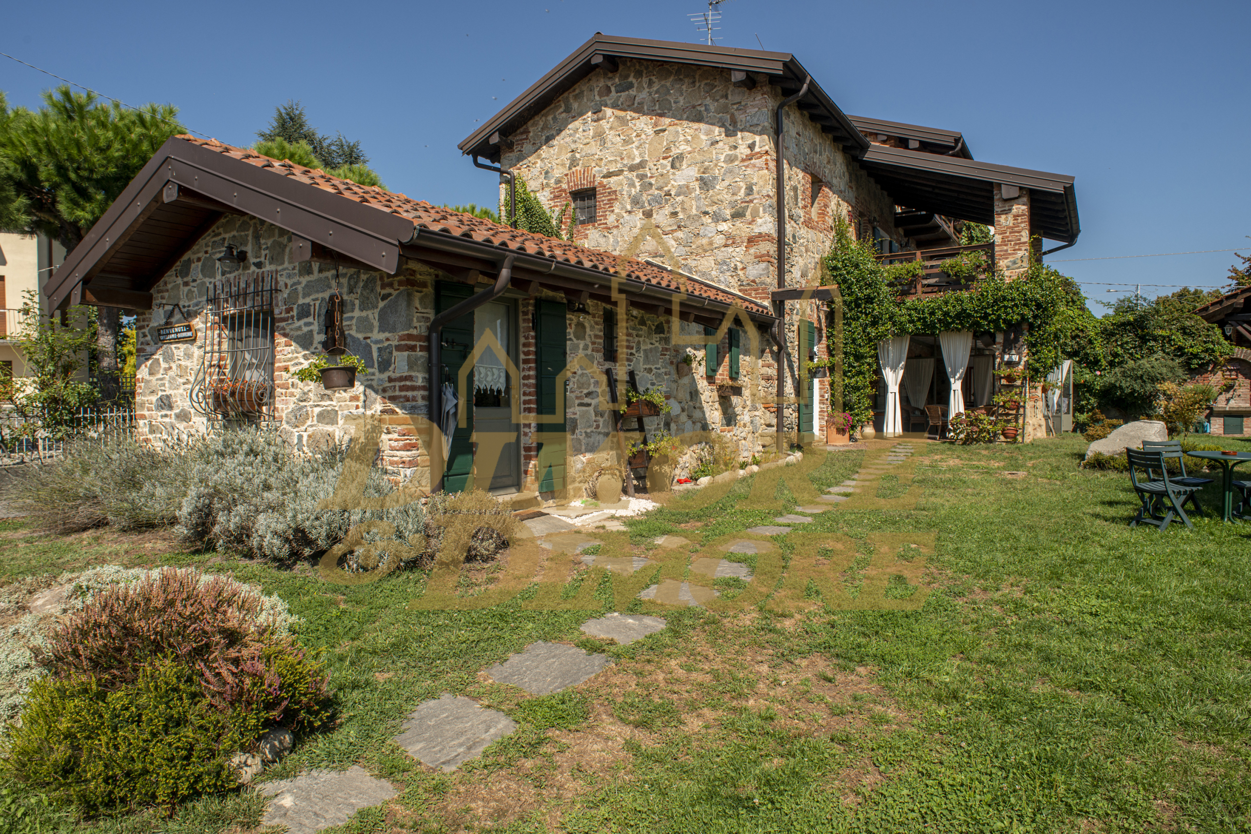 Casa indipendente con giardino in via delle venezie, Gattico-Veruno