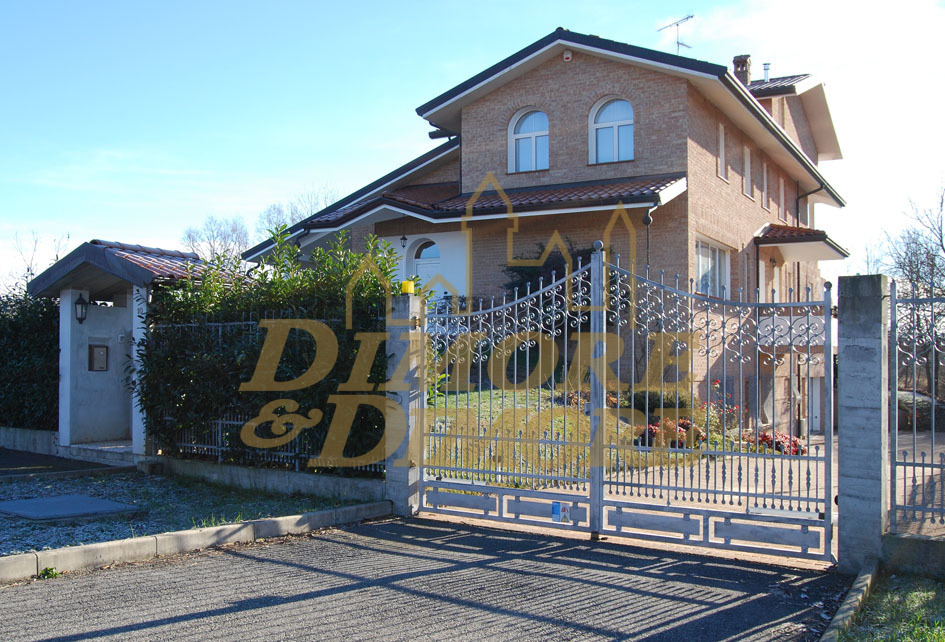 Villa con giardino in via martire gaudenzio martinetti 223, Cavallirio