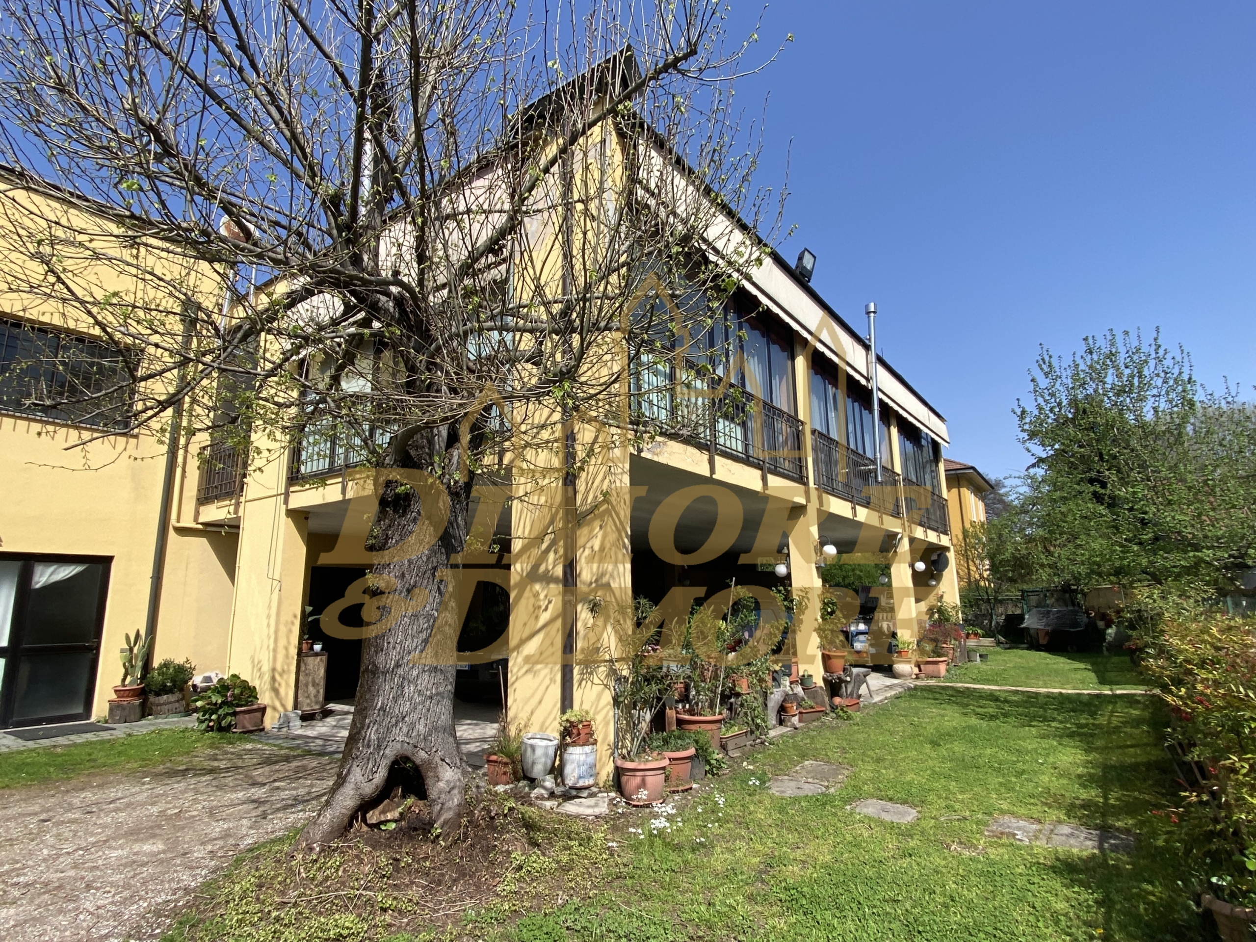 Locale commerciale in vendita a Castelletto Sopra Ticino