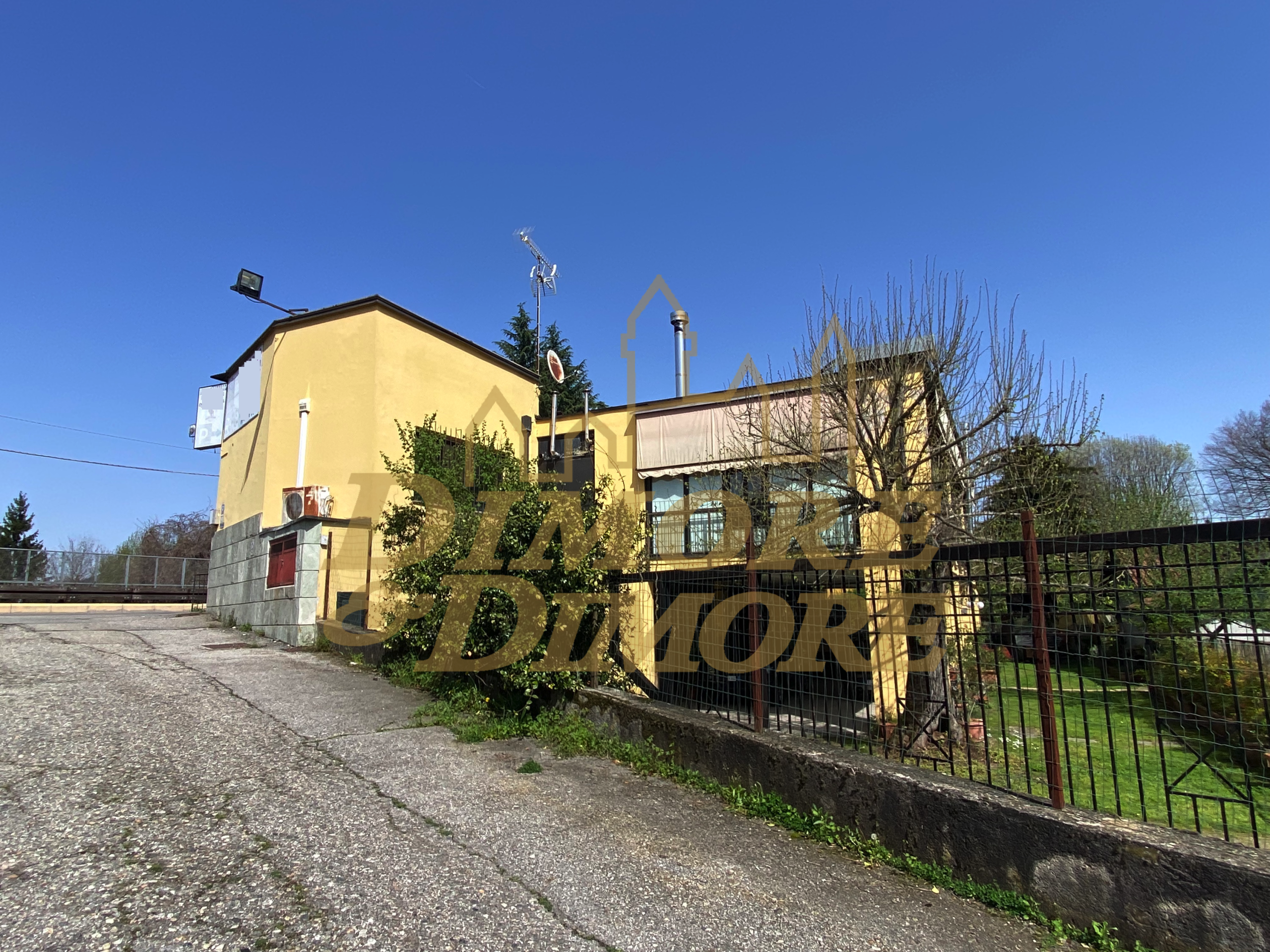 Locale commerciale in vendita a Castelletto Sopra Ticino