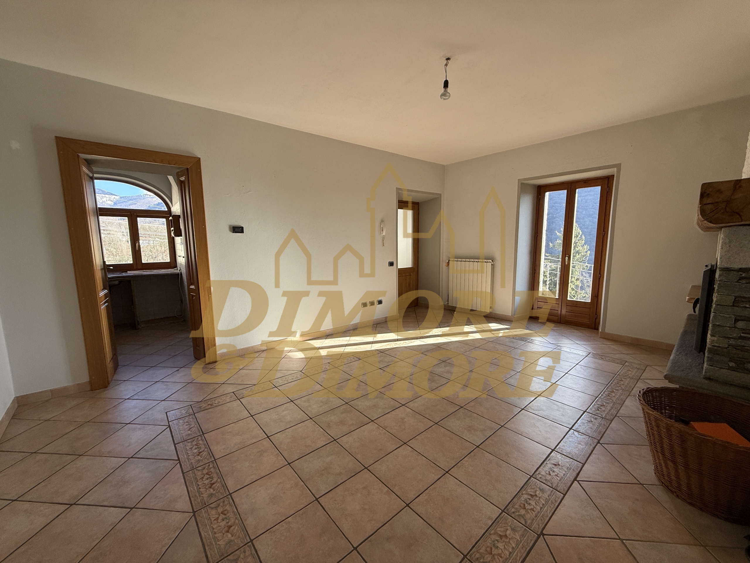 Casa indipendente ristrutturata in via vico 3, Caprezzo